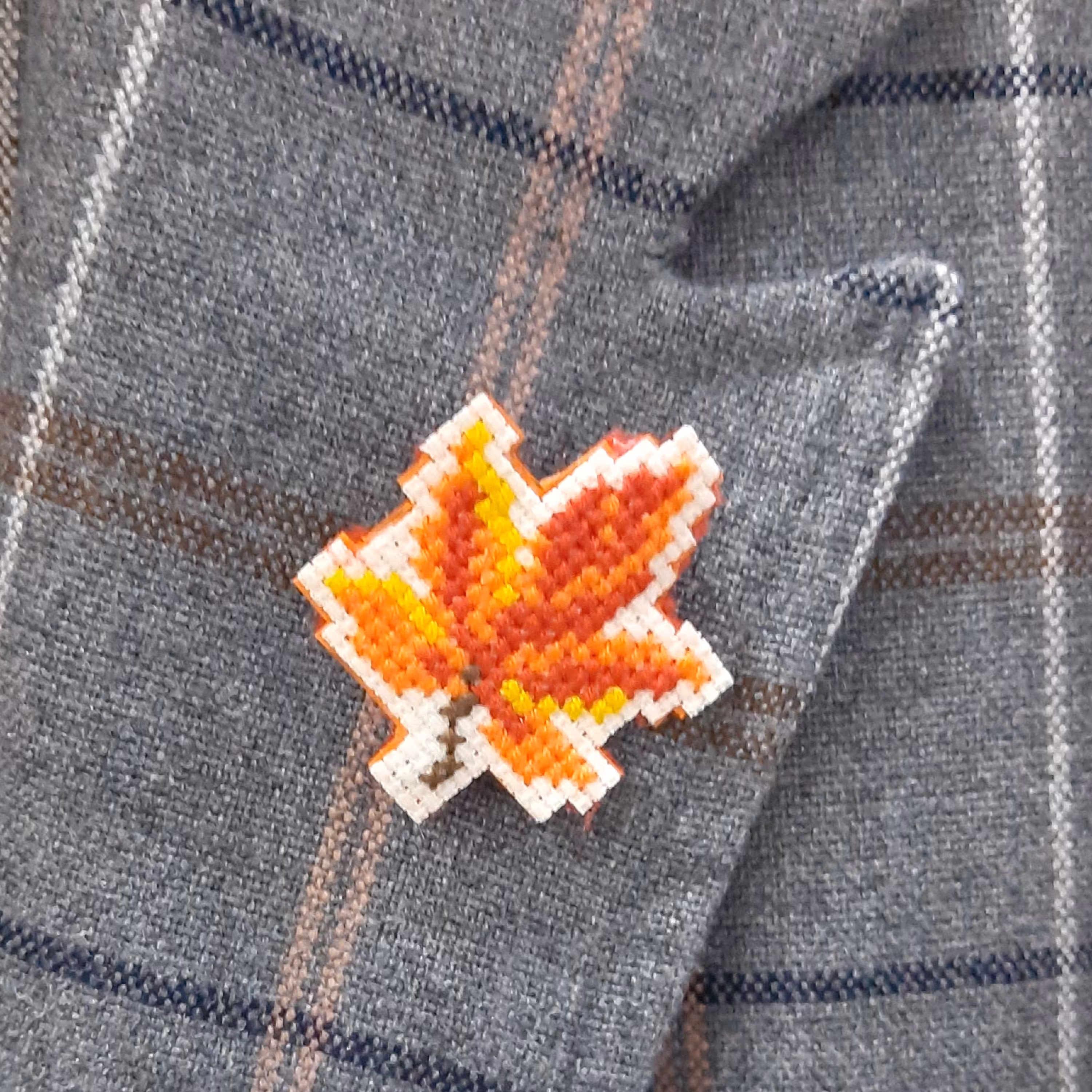 سنجاق سینه شماره دوزی برگ  پاییزی