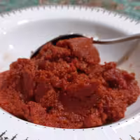 رب گوجه فرنگی خانگی تهیه شده از گوجه های خوش رنگ دربسته های 500گرمی 