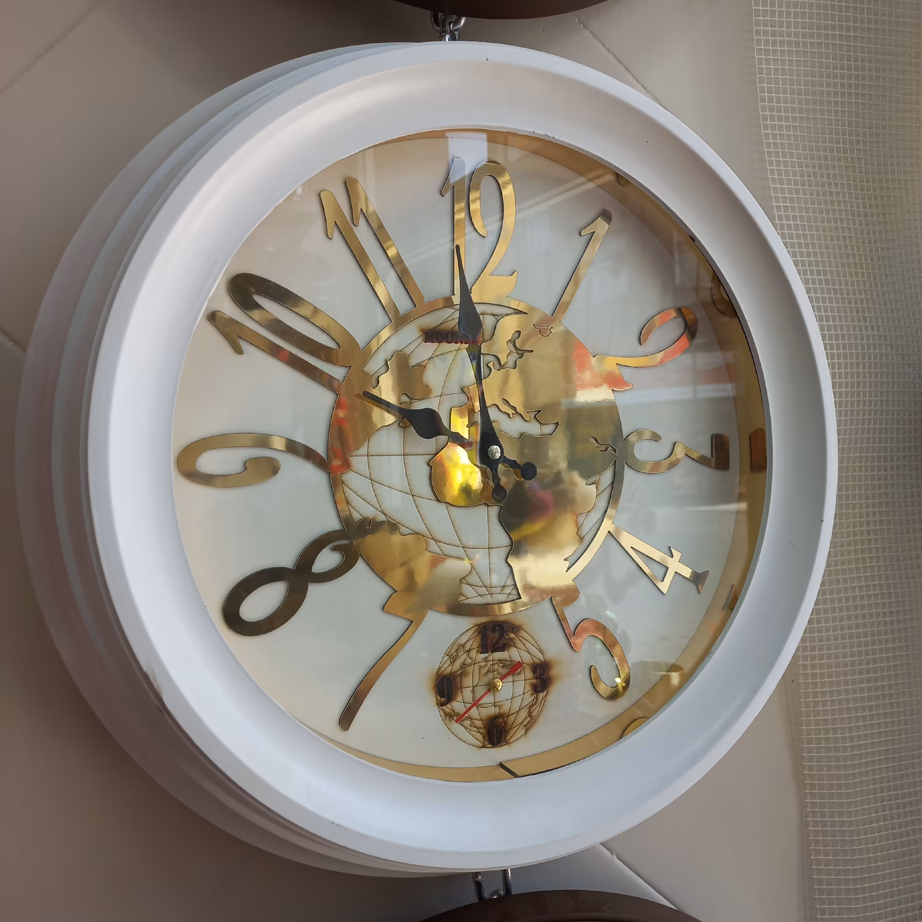 ساعت دیواری سفید طلایی دو موتوره 