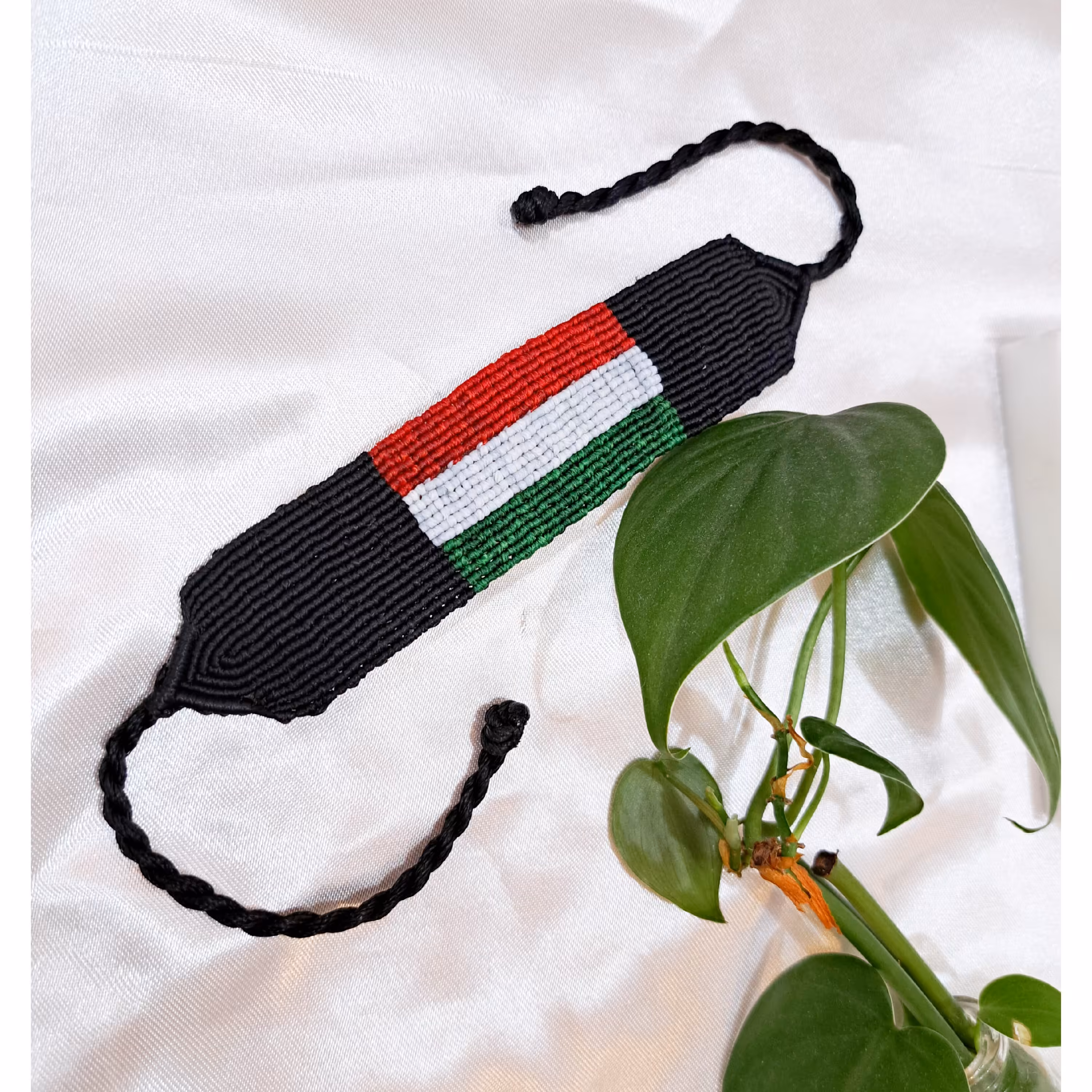 دستبند پرچم ایران  بافت پهن دونیم سانت پهنا دارای گره کشویی برای بسته شدن