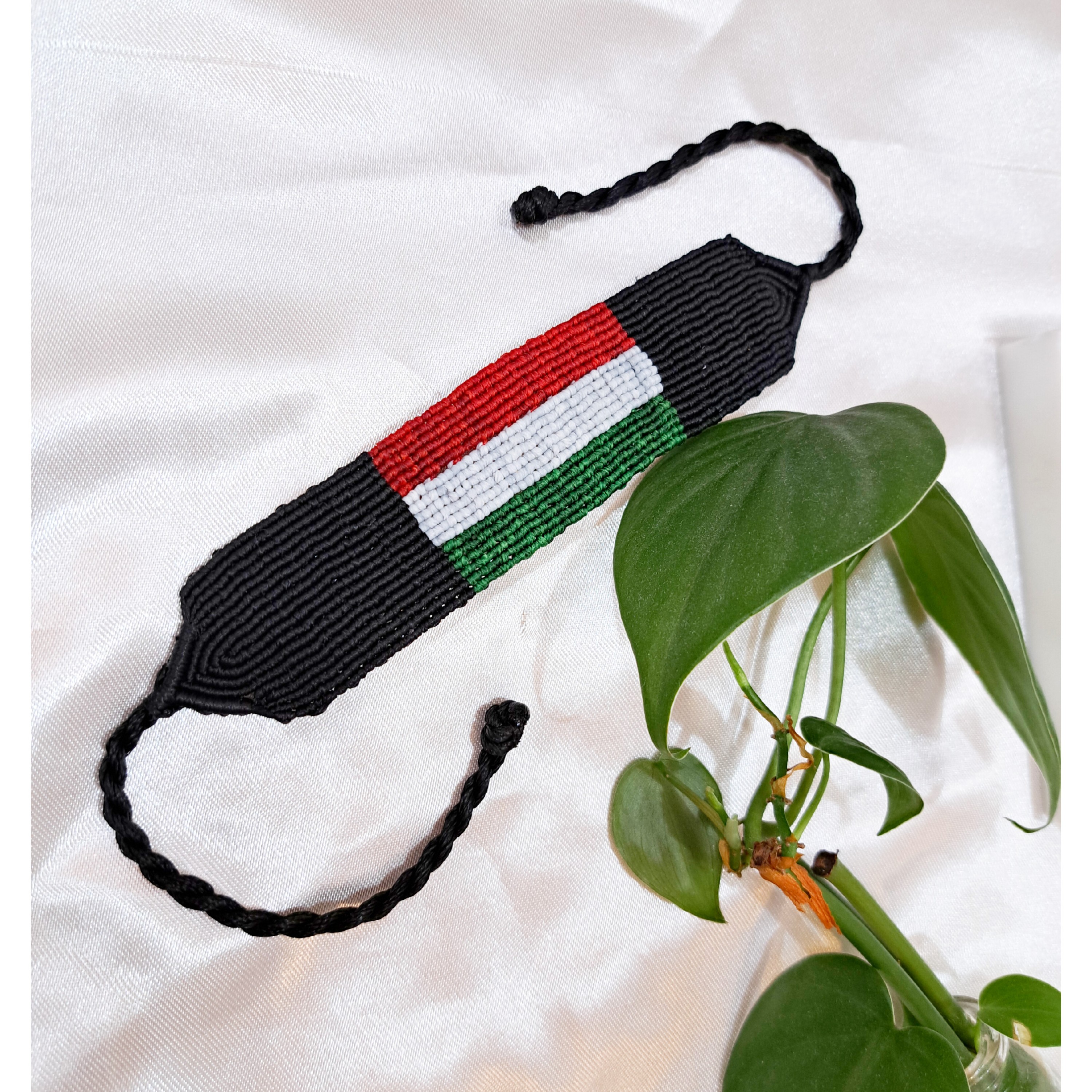 دستبند پرچم ایران  بافت پهن دونیم سانت پهنا دارای گره کشویی برای بسته شدن