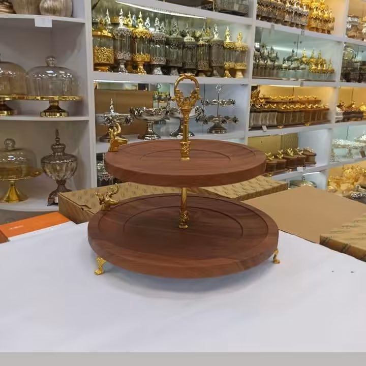 شیرینی خوری دو طبقه چوبی با پایه و دسته پیوتر طلایی 