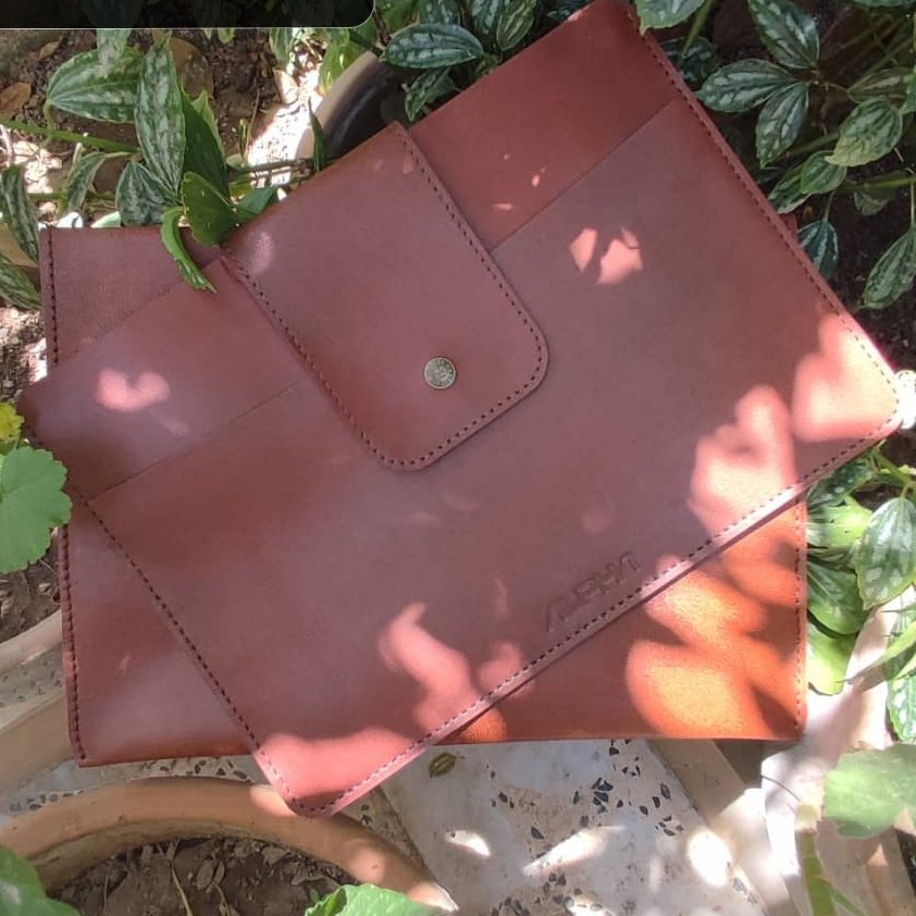 کاور مخصوص MacBook 13چرم طبیعی دست دوز پریا کد pmac 13