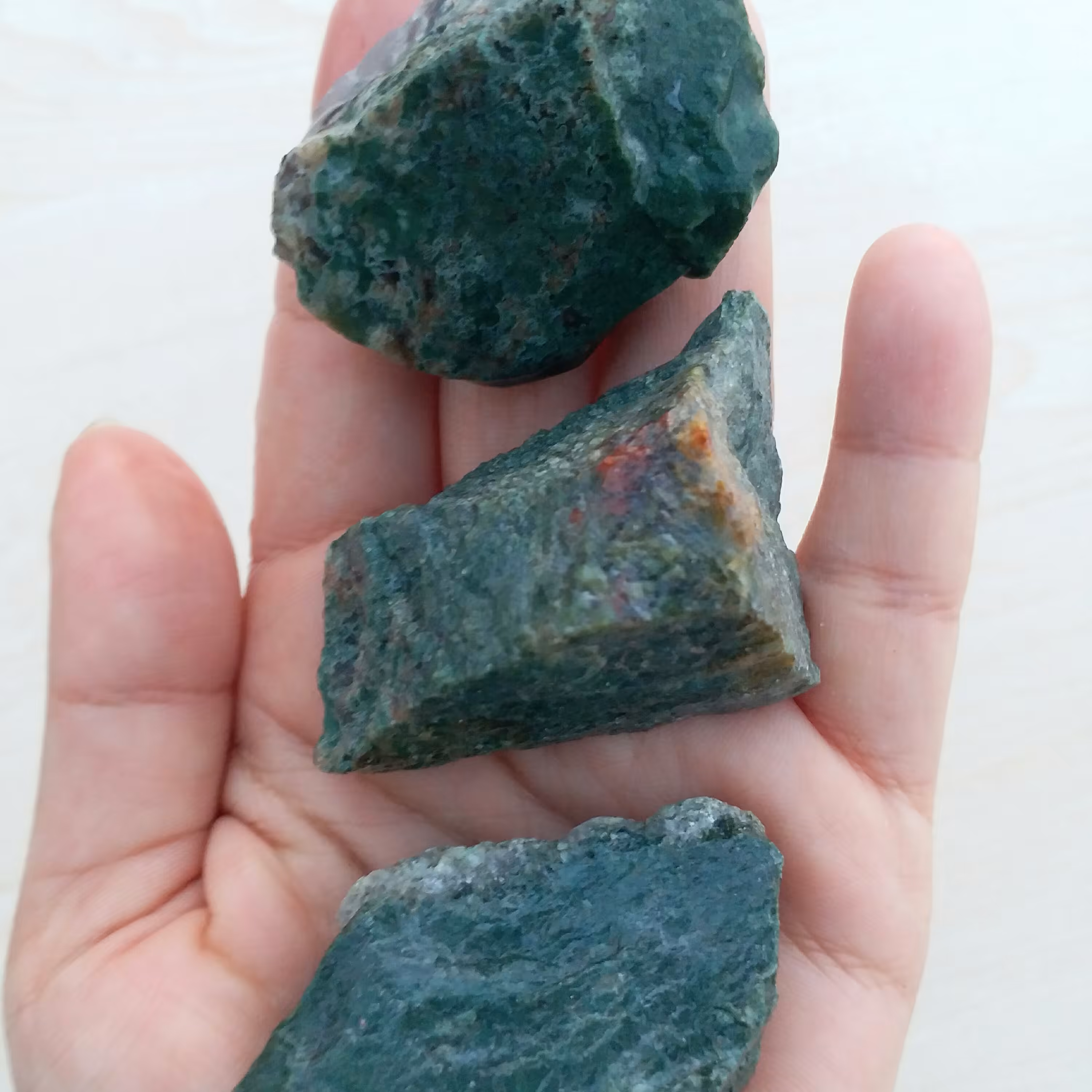 سه عدد سنگ عقیق خزه ای جاسپر سبز رنگ معدنی و اصل با رنگ طبیعی طول هر کدام از سنگها حدودا چهار سانت میباشد