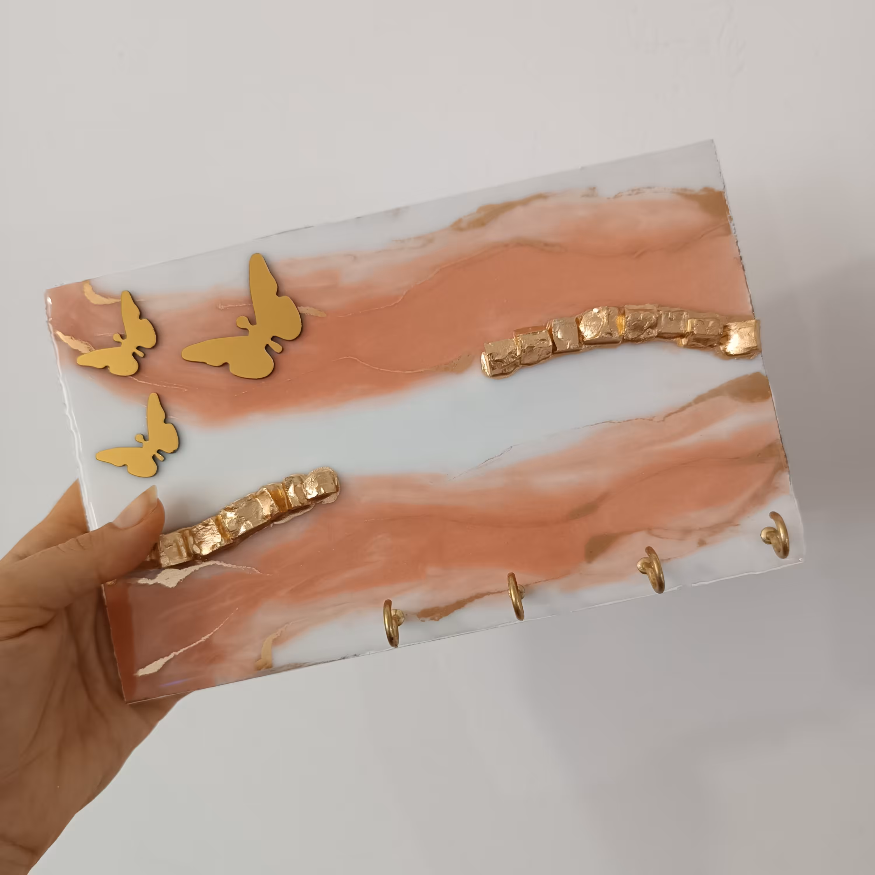 جاکلیدی دیواری رزینی کار شده روی بیس ام دی اف 16 میل.