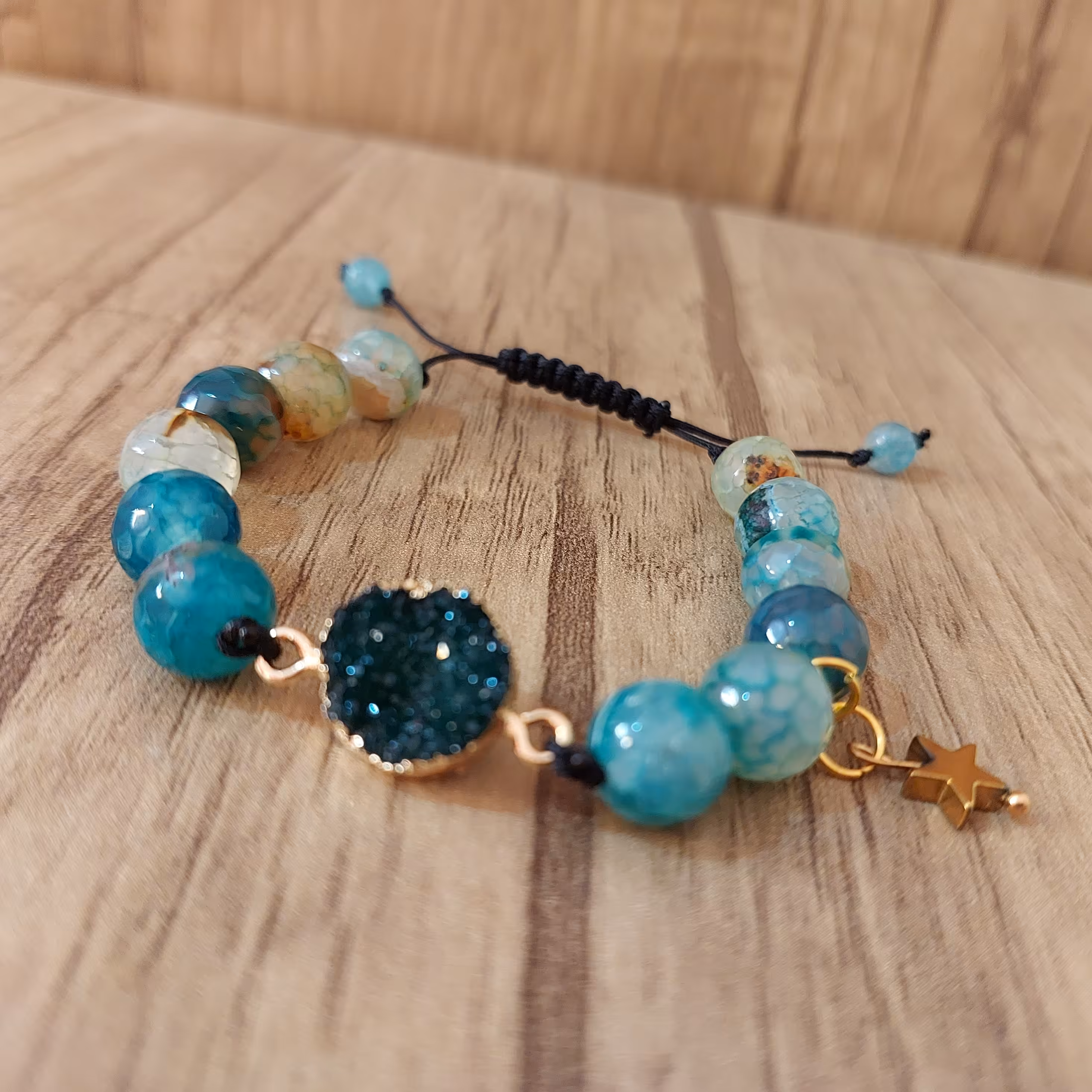 دستبند سنگ عقیق تراشدار سبز با پلاک طرح ژئود و آویز ستاره