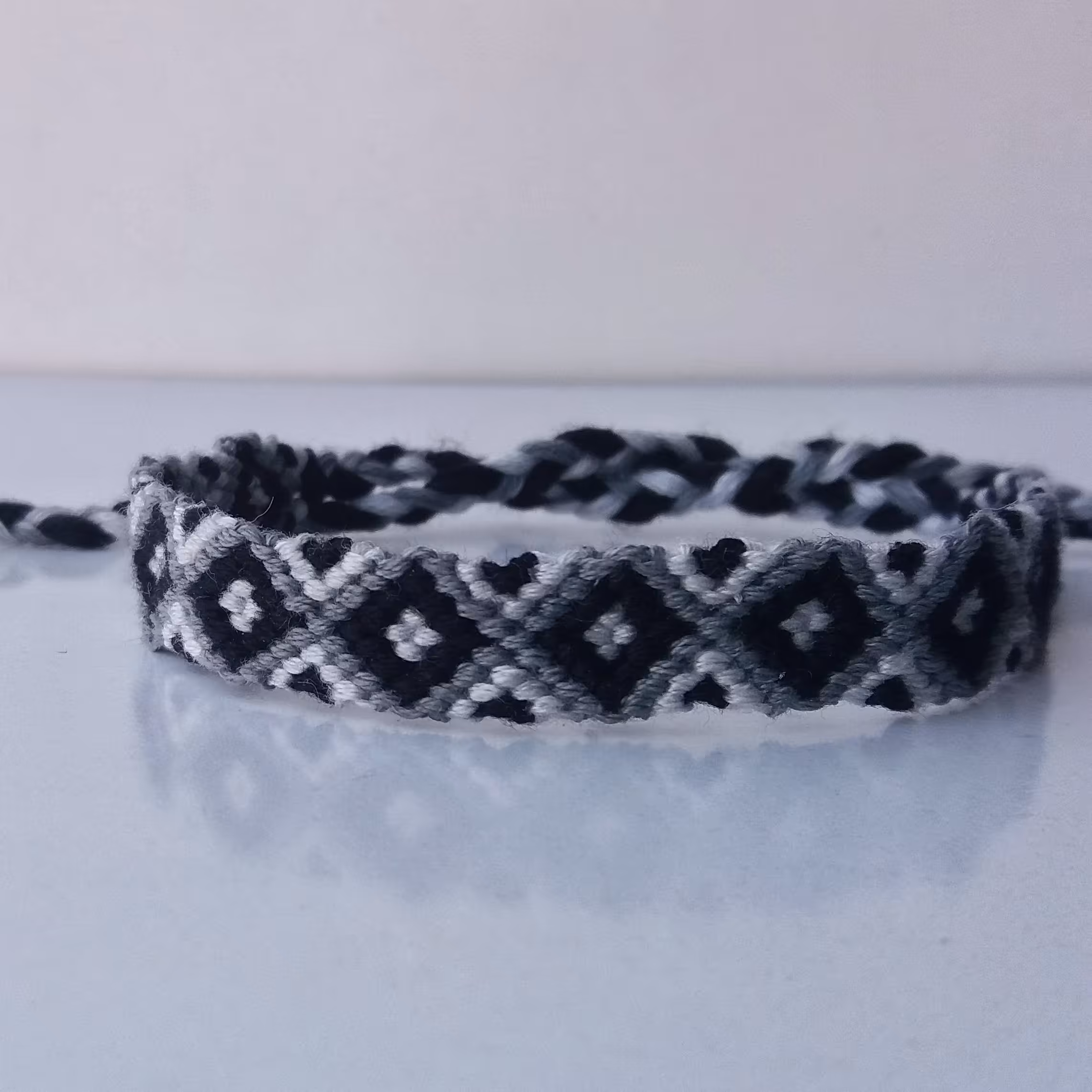 دستبند دوستی طرح یخمک مشکی و طوسی