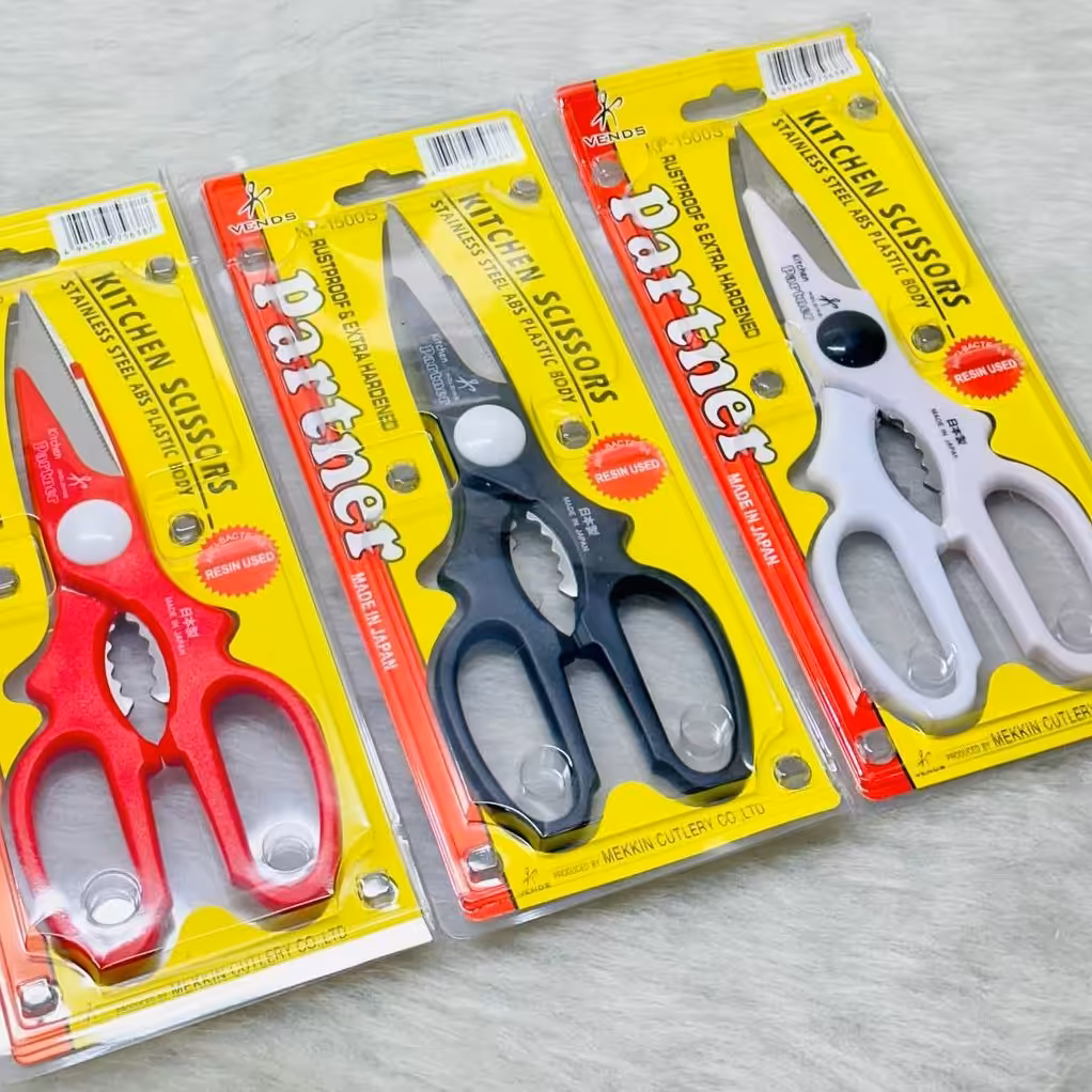 قیچی آشپزخانه و فندق شکن