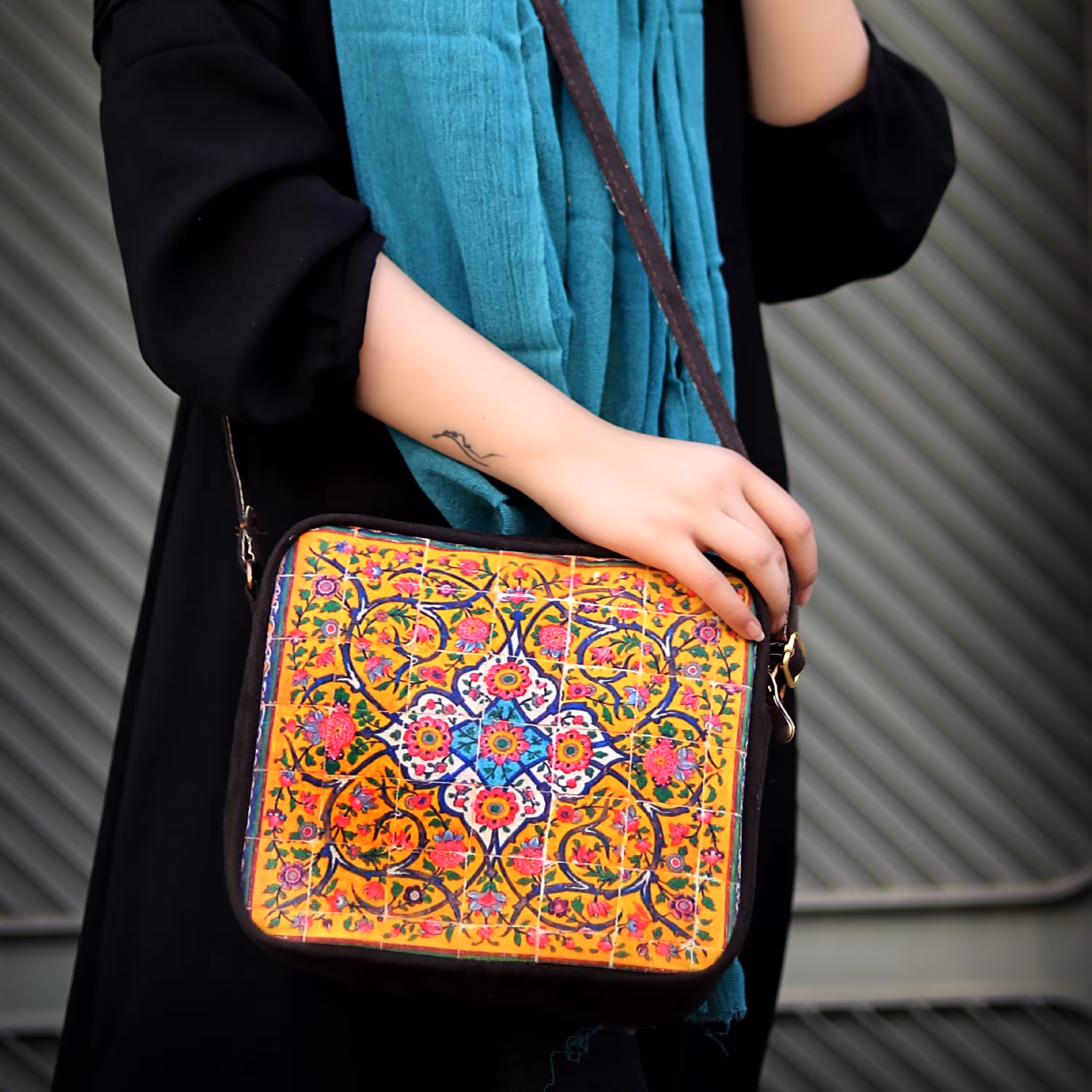 کیف دخترونه  کیف دوشی طرح کاشی جادار و بادوام