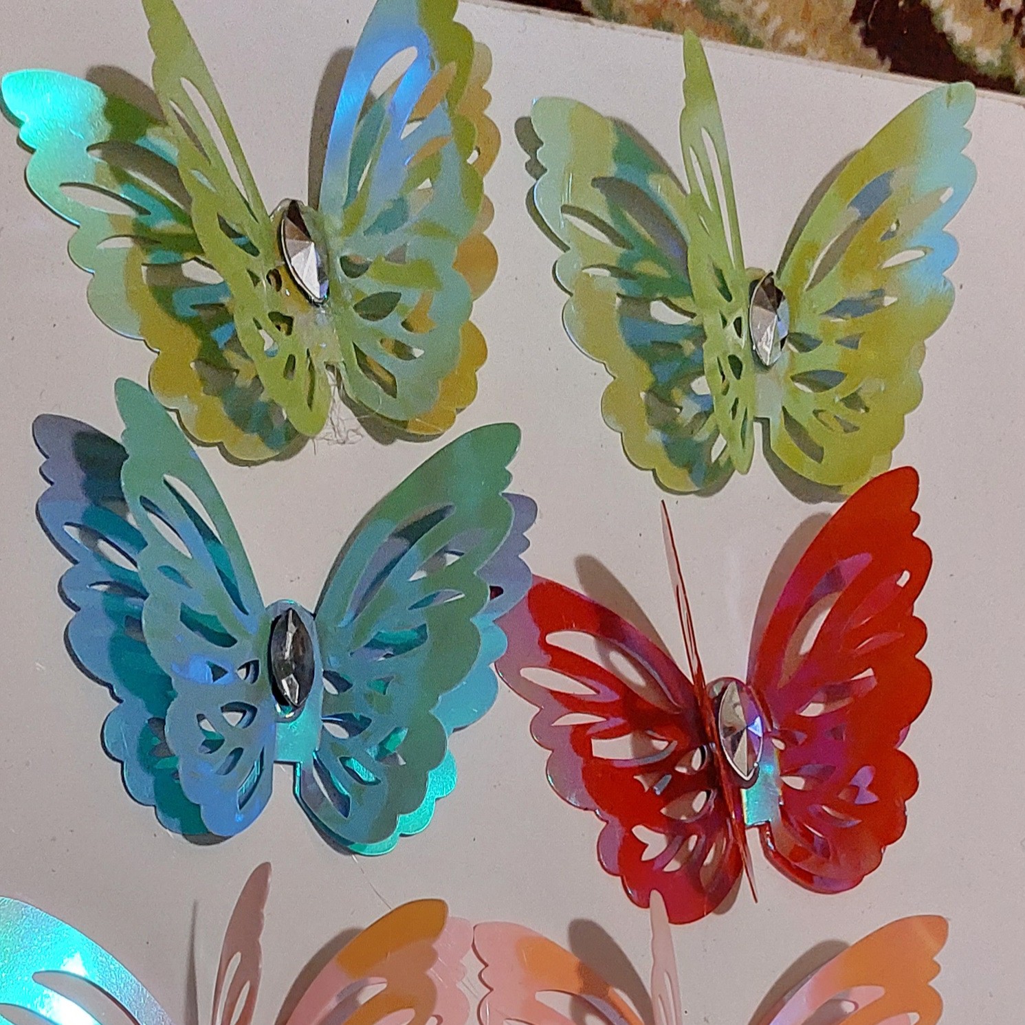 پروانه مگنتی سایز متوسط قیمت فوق برای یک بسته 3 تایی است رنگ پروانه ها پاستیلی است رنگ ها بصورت رندوم در هربسته است