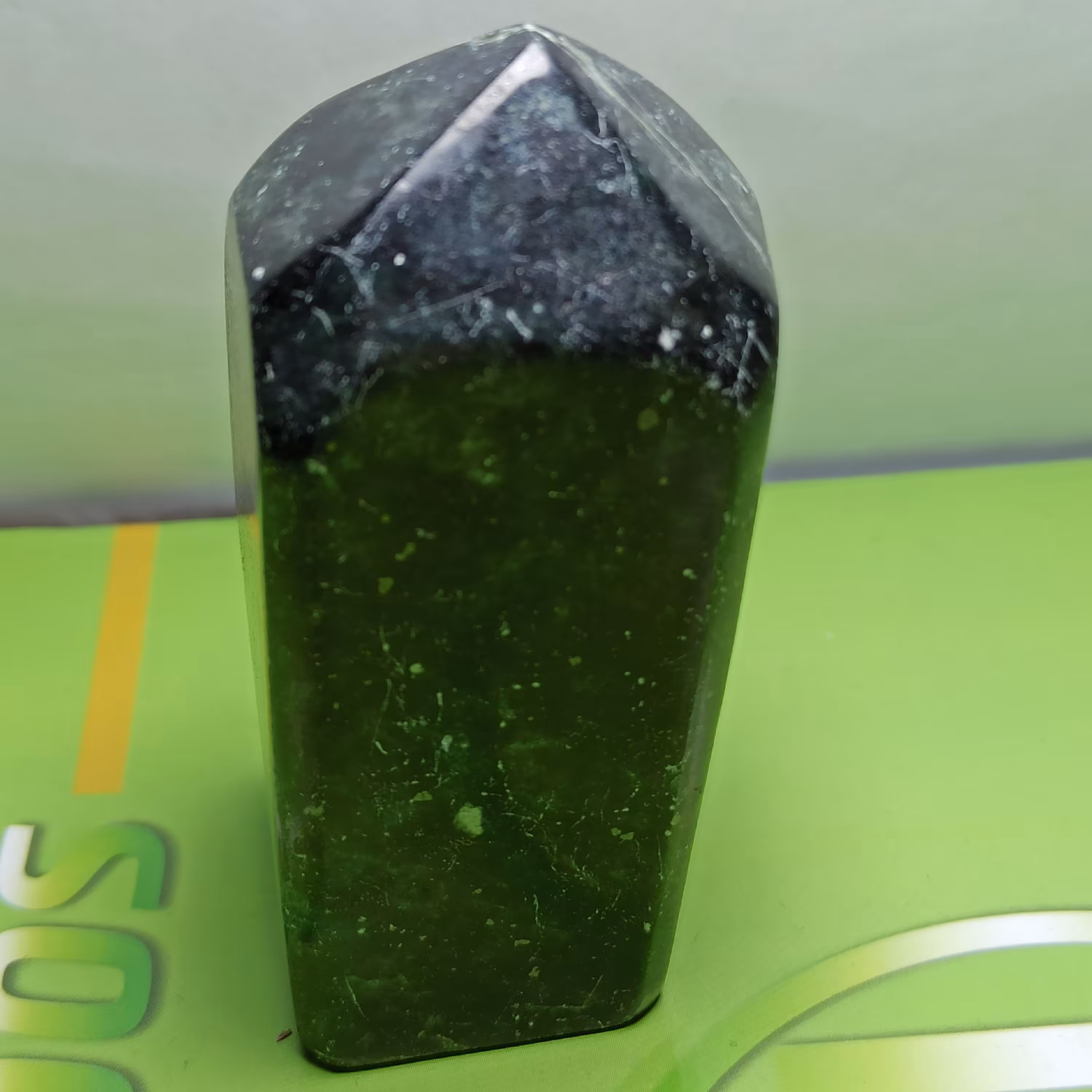 سنگ منشوری سرپانتین معدنی تراش منشوری ( به اصطلاح یشم ایرانی)