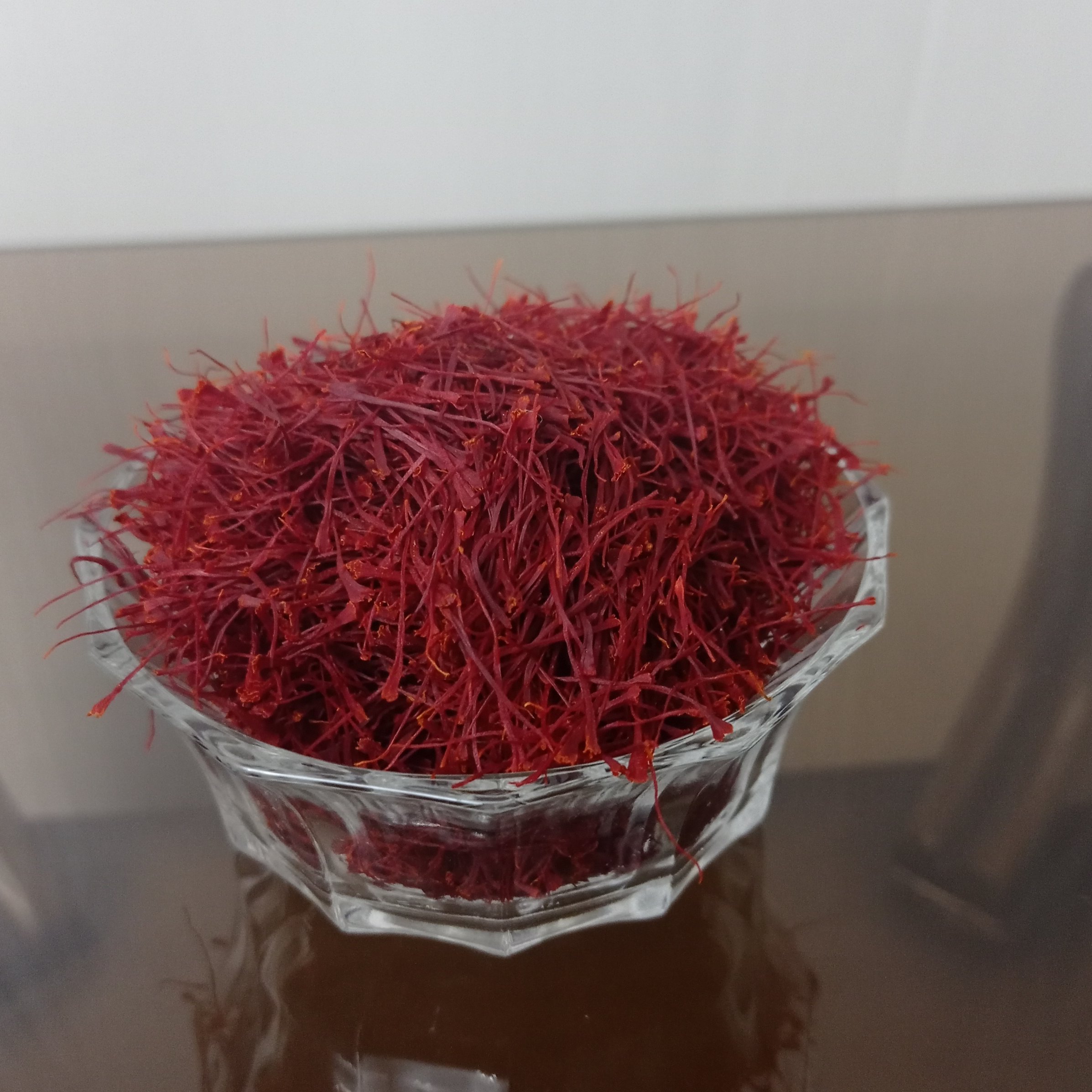 زعفران نگین بارنگ وعطر عالی دربسته های 2 گرمی