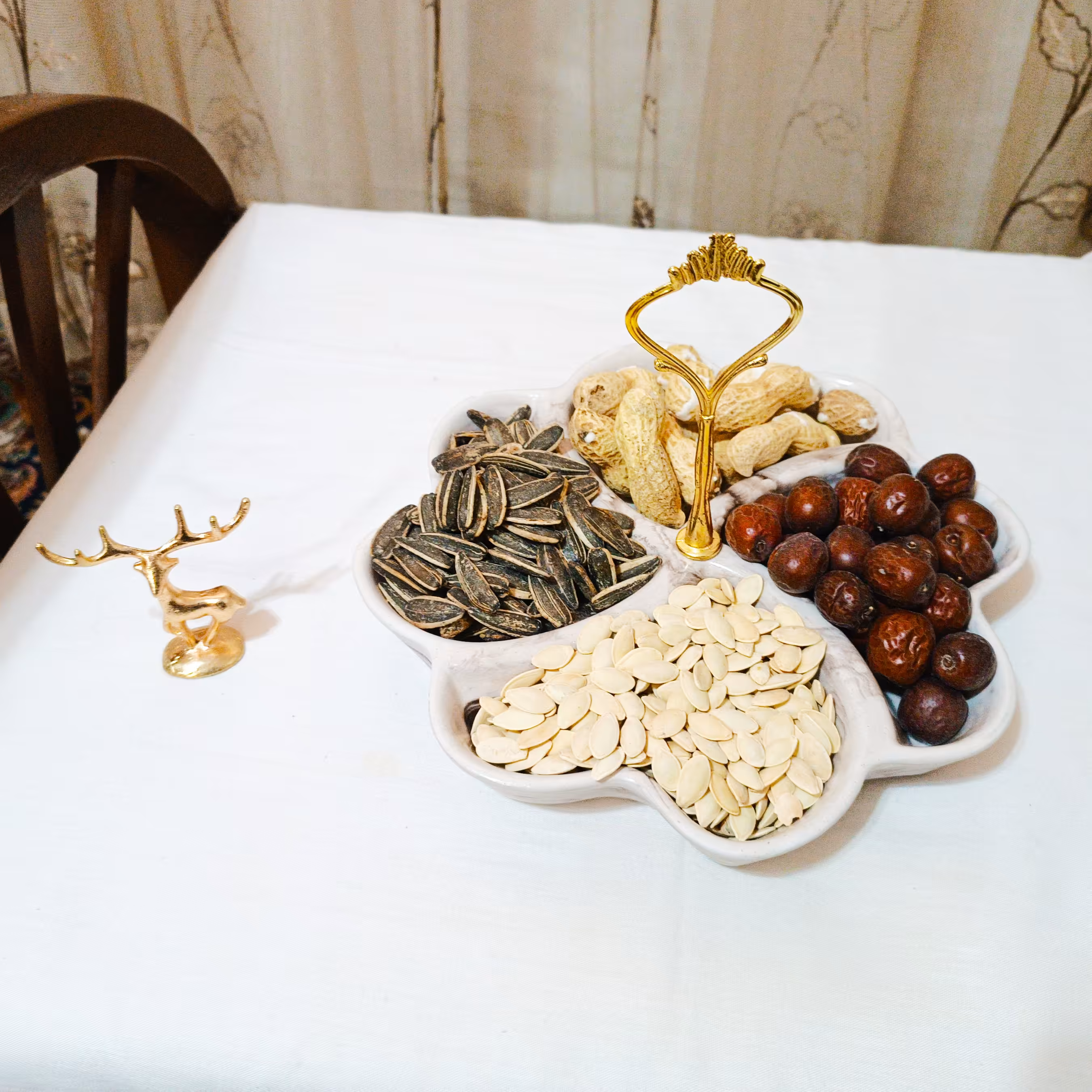 ظرف آجیل خوری چهار خونه طرح قلب به همراه هولدر طلایی مخصوص پذیرایی و مهمانی رسمی