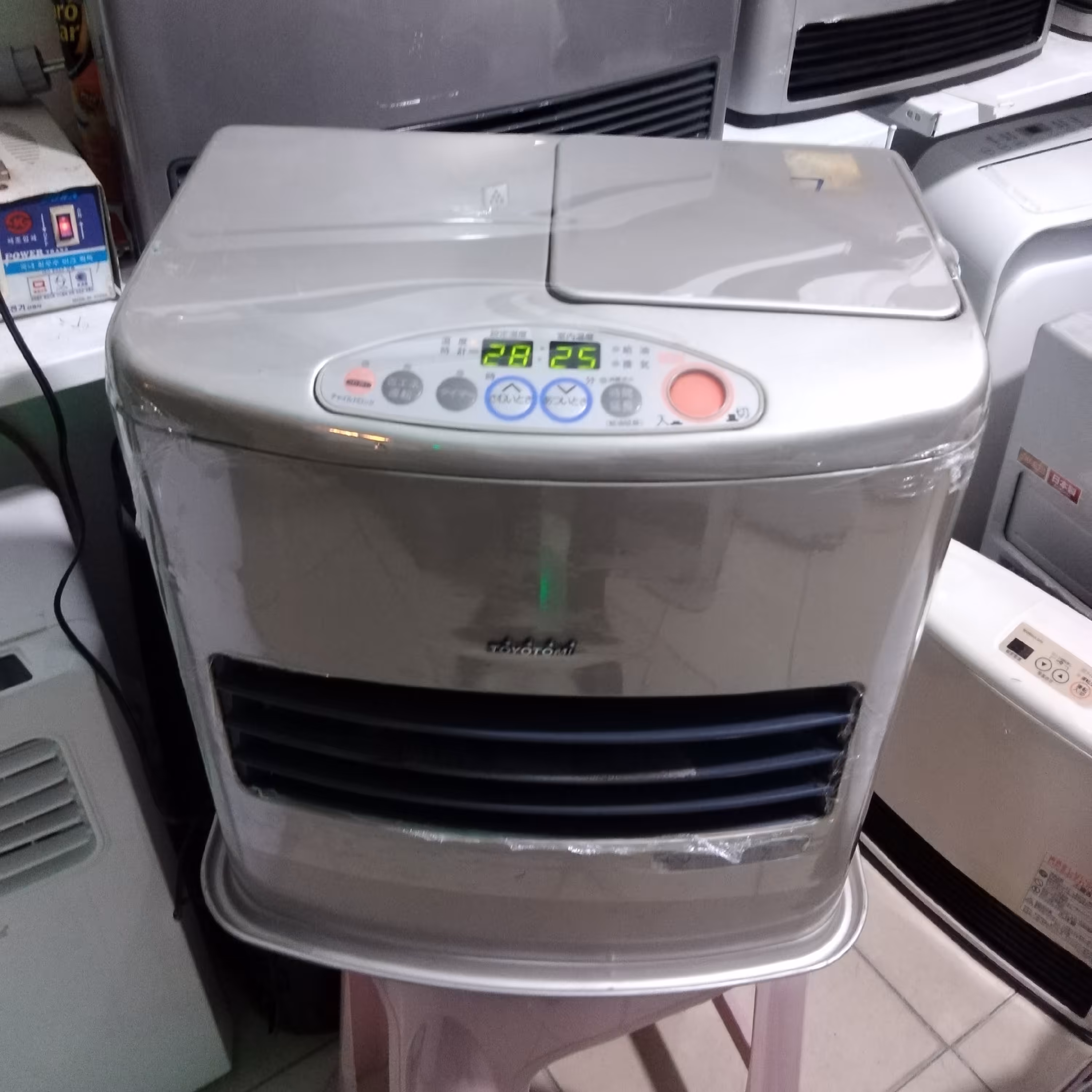 بخاری نفتی برقی ژاپنی تیوتومی اصل ژاپن توان 3000کاری واسه 30تا 40متر 