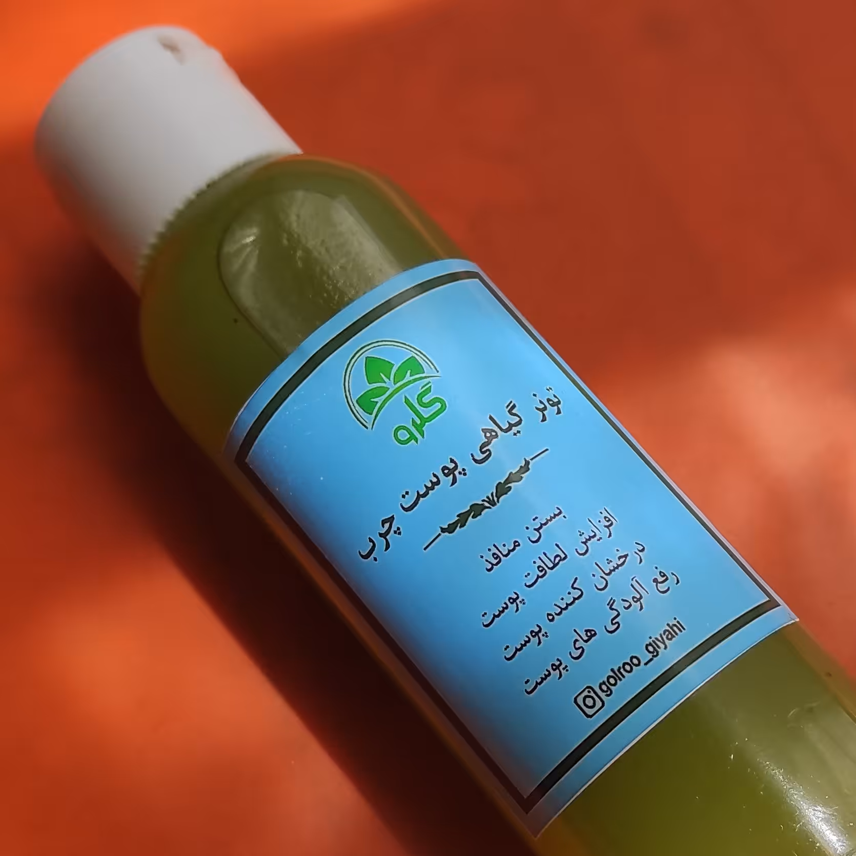 تونر گیاهی پوست چرب با خاصیت ضد جوش کنترل کننده چربی با ترکیبات گیاهی ضدالتهاب مثل بابونه درخت چای
