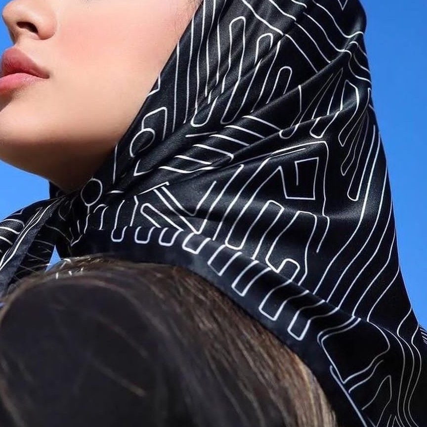 مینی اسکارف ساتن مشکی.