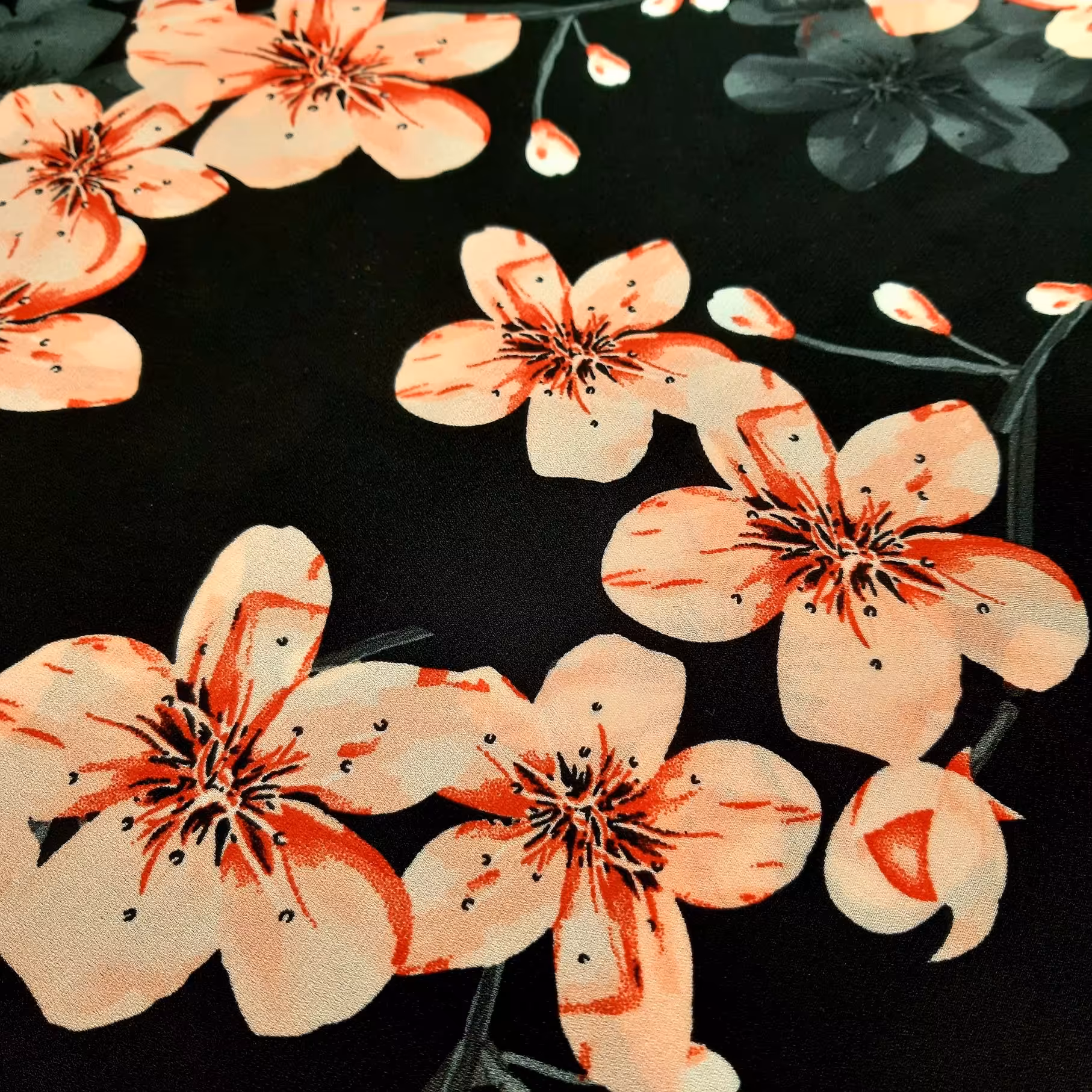 پارچه لباسی کرپ حریر طرح( آنیسا)