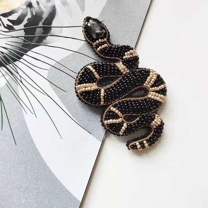 گلسینه و پنل جواهردوزی مار مناسب بانوان خوش سلیقه کاملا دست دوز