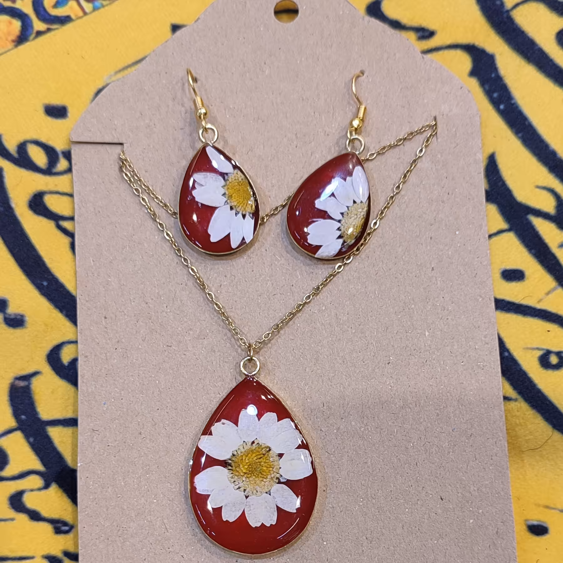 نیم ست رزینی کار شده با گل طبیعی تمامی اتصالات و زنجیر رنگ ثابت می باشد