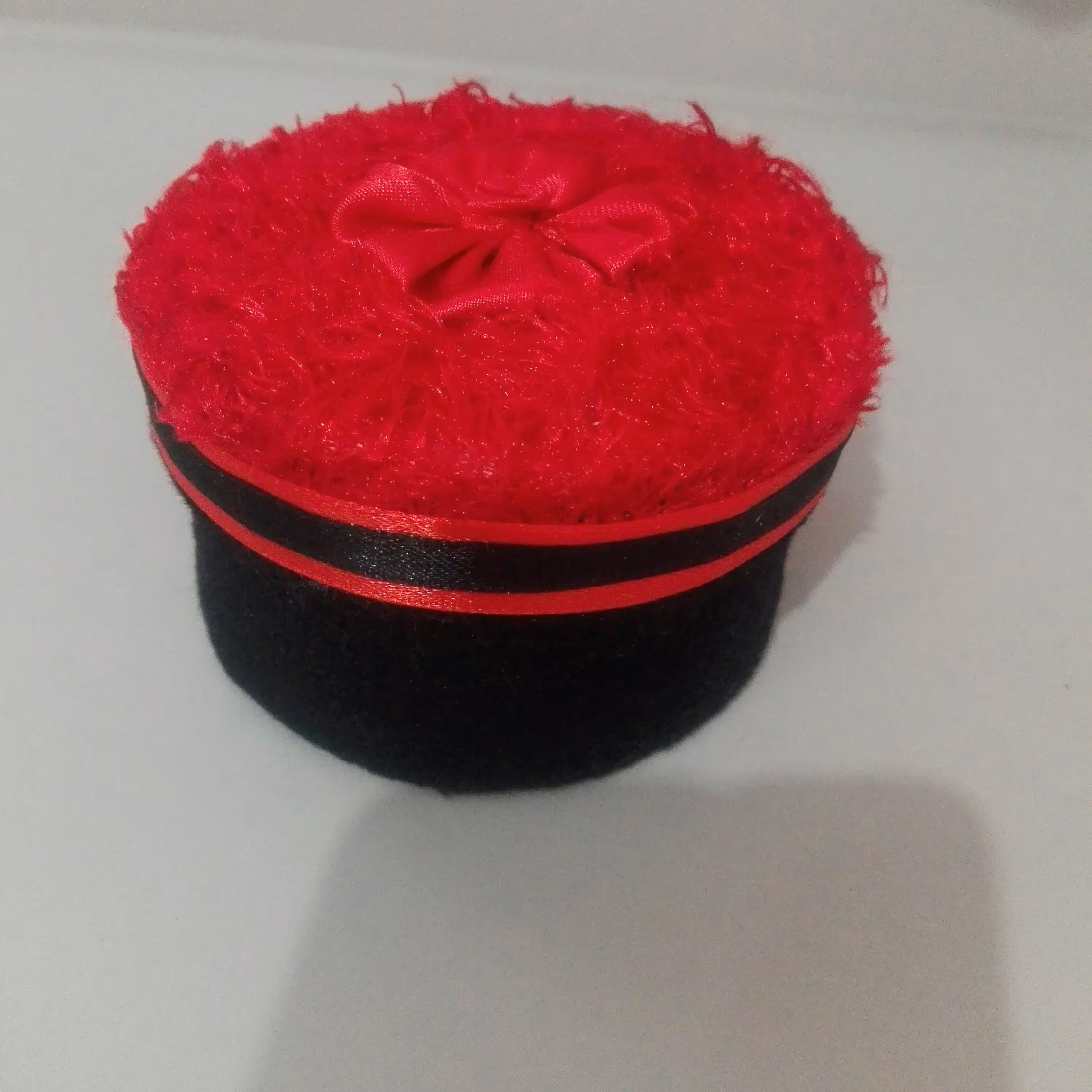 جعبه کادو  خزدار قرمز ،  کوچک مناسب  هدیه های کوچک ، انگشتر و گردنبند ، موجود هست آماده فروش 