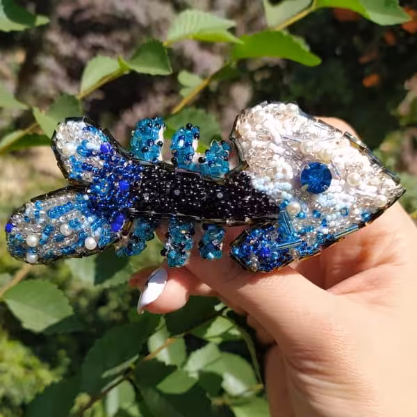 سنجاق سینه سنگدوزی طرح تیغ ماهی