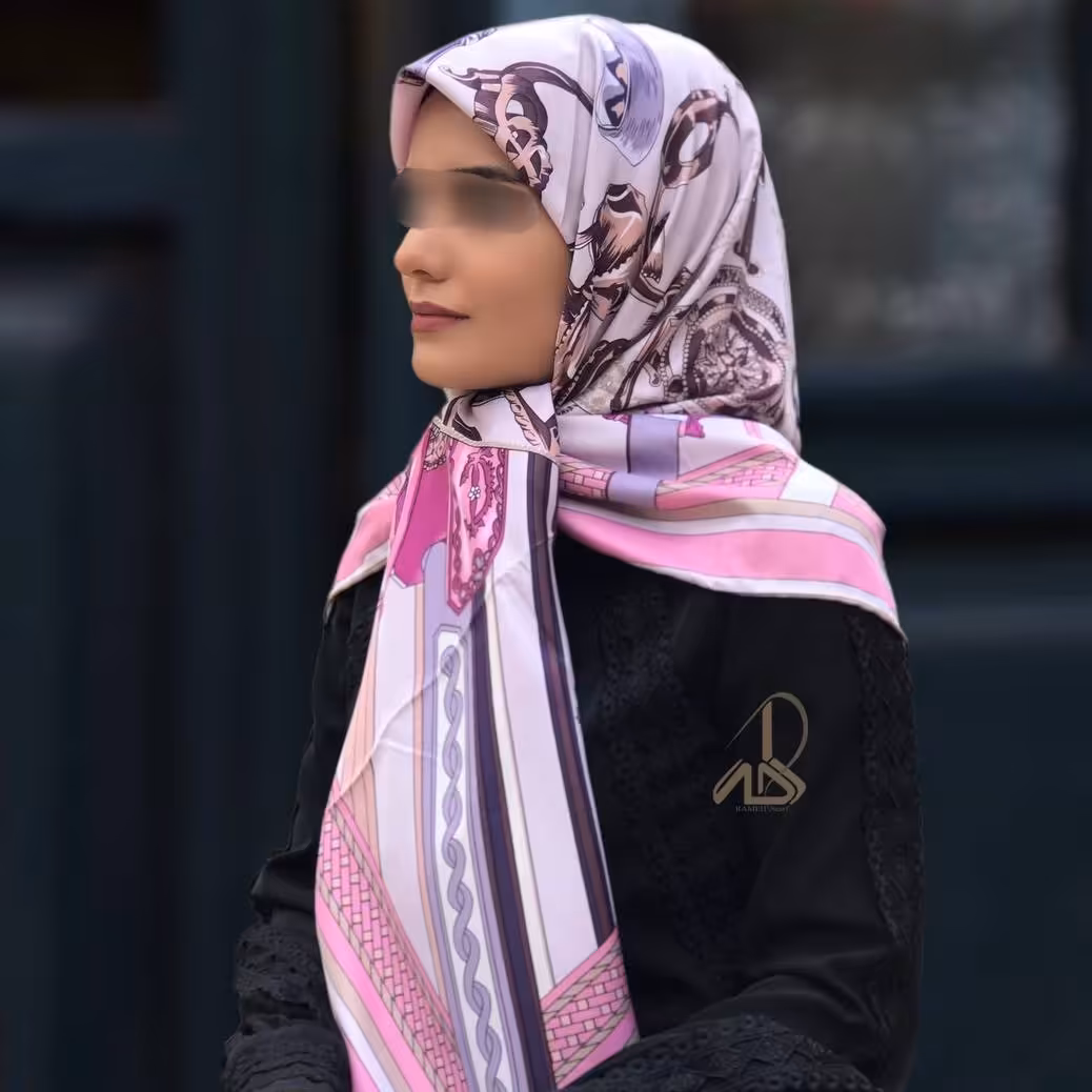 روسری ابریشم توییل دور دست دوز وارداتی طرح هرمس رنگ صورتی روسری توییل روسری مجلسی روسری صورتی روسری خاص روسری کجراه