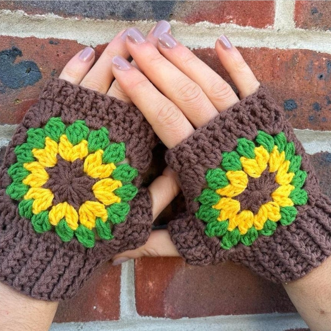 دستکش موتیفی در رنگ بندی و سایز های مختلف برای بزرگسال و کودکانه