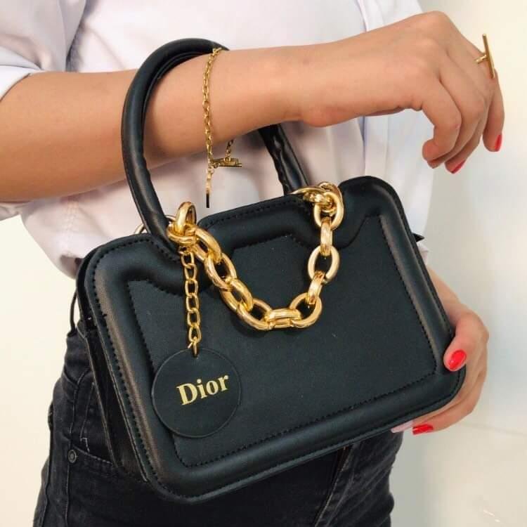 کیف دوشی دستی زنانه مدل دیور. دارای دو دسته و بند بلند قابل تنظیم ترکیبی چرم و زنجیر