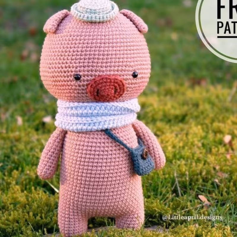 عروسک دستبافت خوک کلاه به سر با سایز تقریبی 20 سانت و رنگبندی متغیر 