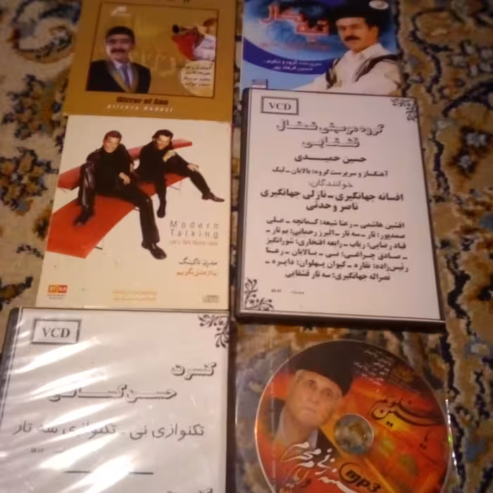 تعدادی سی دی از خوانندگان مختلف کیفیت عالی جنس خوب خاطره انگیز