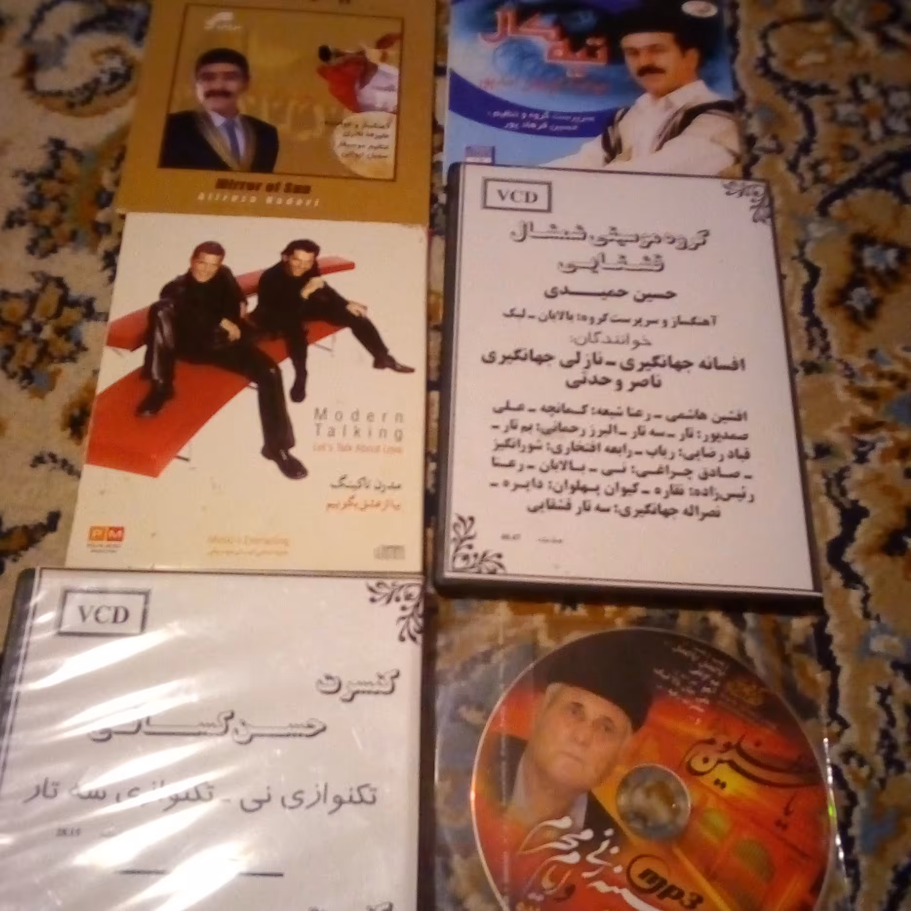 تعدادی سی دی از خوانندگان مختلف کیفیت عالی جنس خوب خاطره انگیز