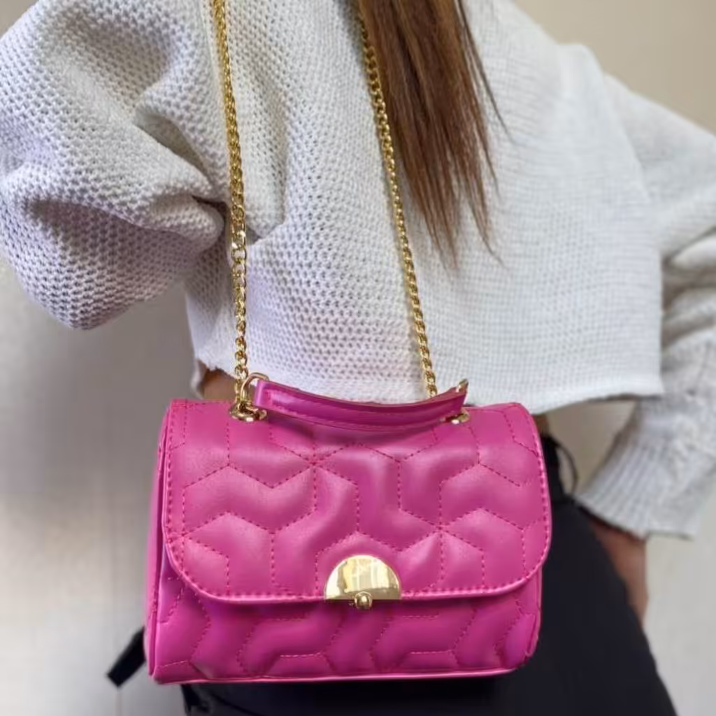 کیف کدO907
پاسپورتی
بالا پکه
گلدوزی پازلی
بند دوتکه
جنس  بیآله
ابعاد 19در11