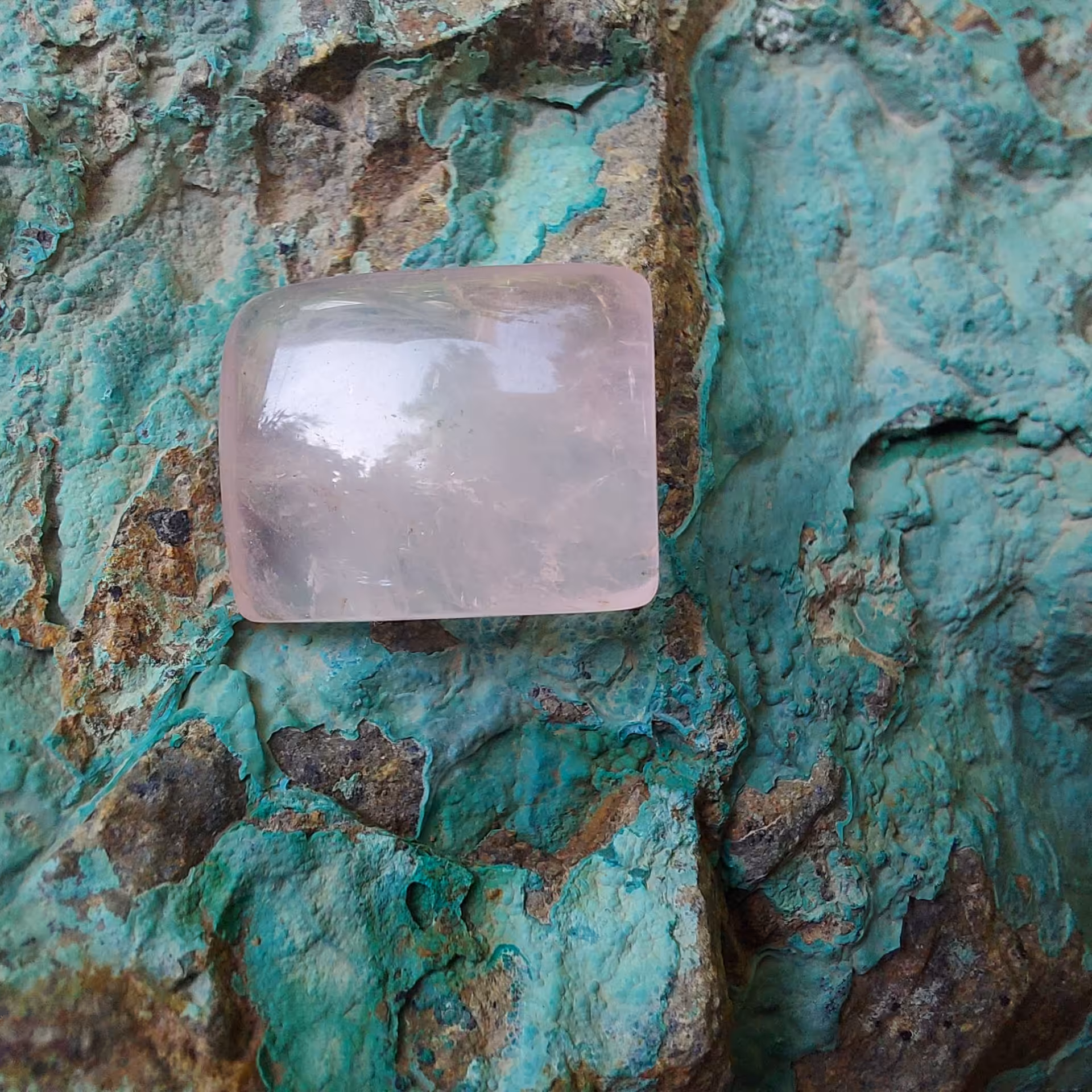 نگین رز کوارتز طبیعی تراش چهار گوش دامله وزن 2.57 گرم 