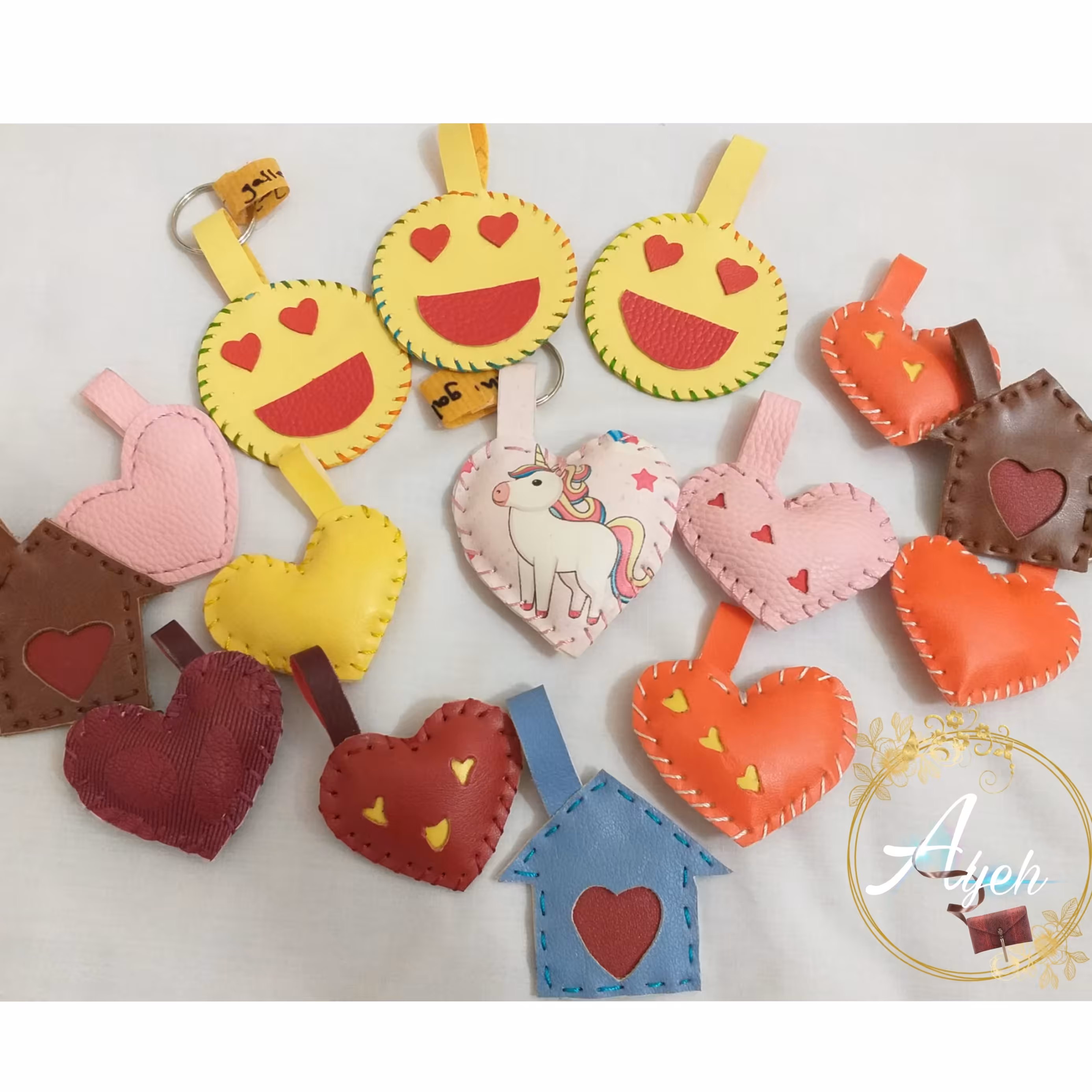 جاکلیدی فانتزی در طدح های م
کیف لوازم 
چرم فانتزی مصنوعی 
چرم دست دوز 
رنگ زرد طرح قایق 
تمام دست دوز 
بسیار شیک و جادار