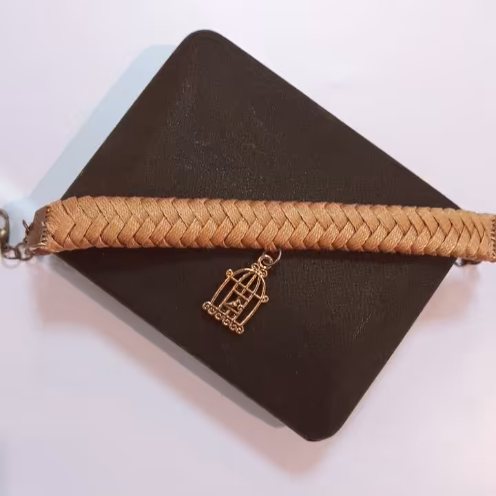 دستبند بافت با آویز مرغ یا حق زیبا و شیک دوروبافت 