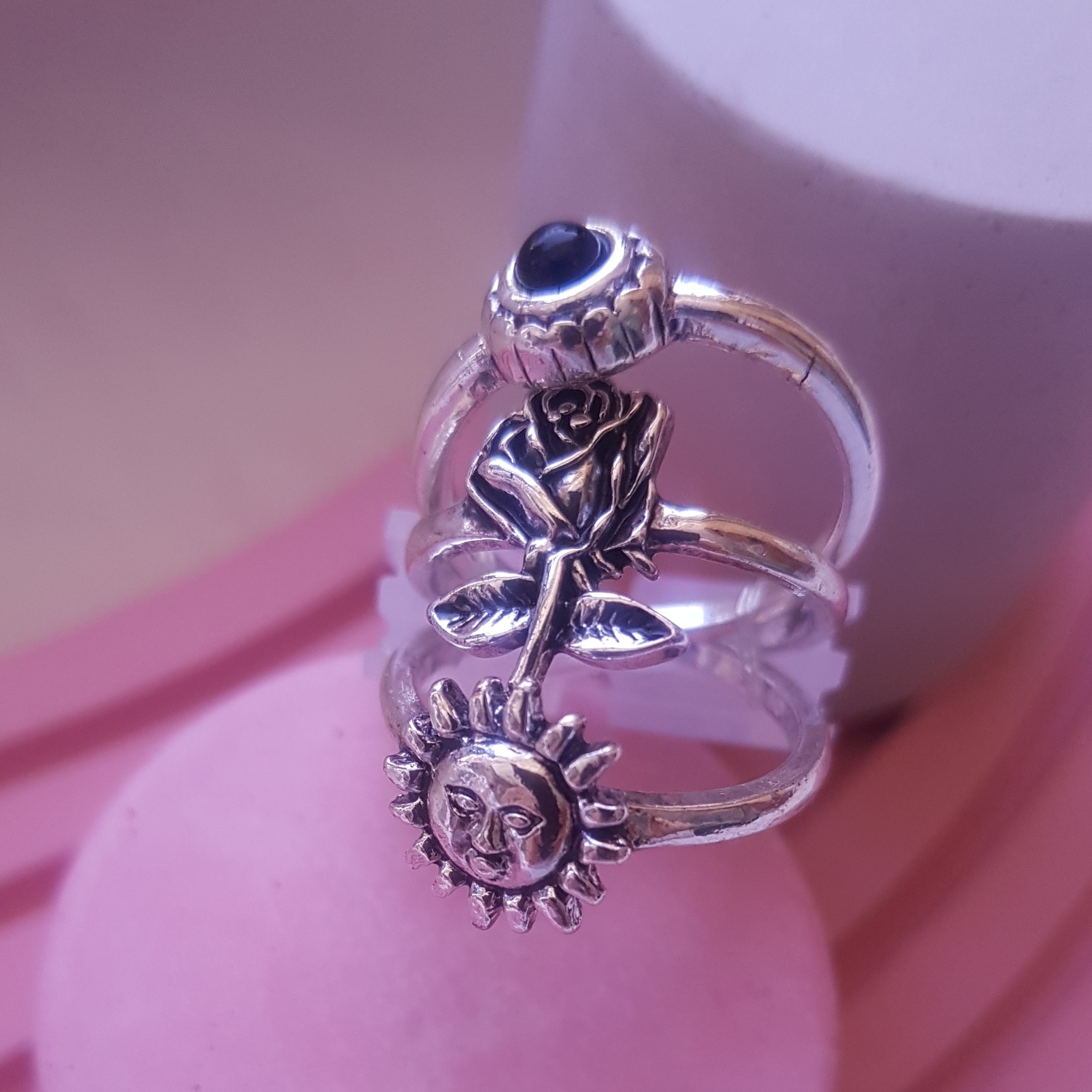انگشتر نقره ای طر ح گل و خورشید و یک عدد هم با نگین سیاه