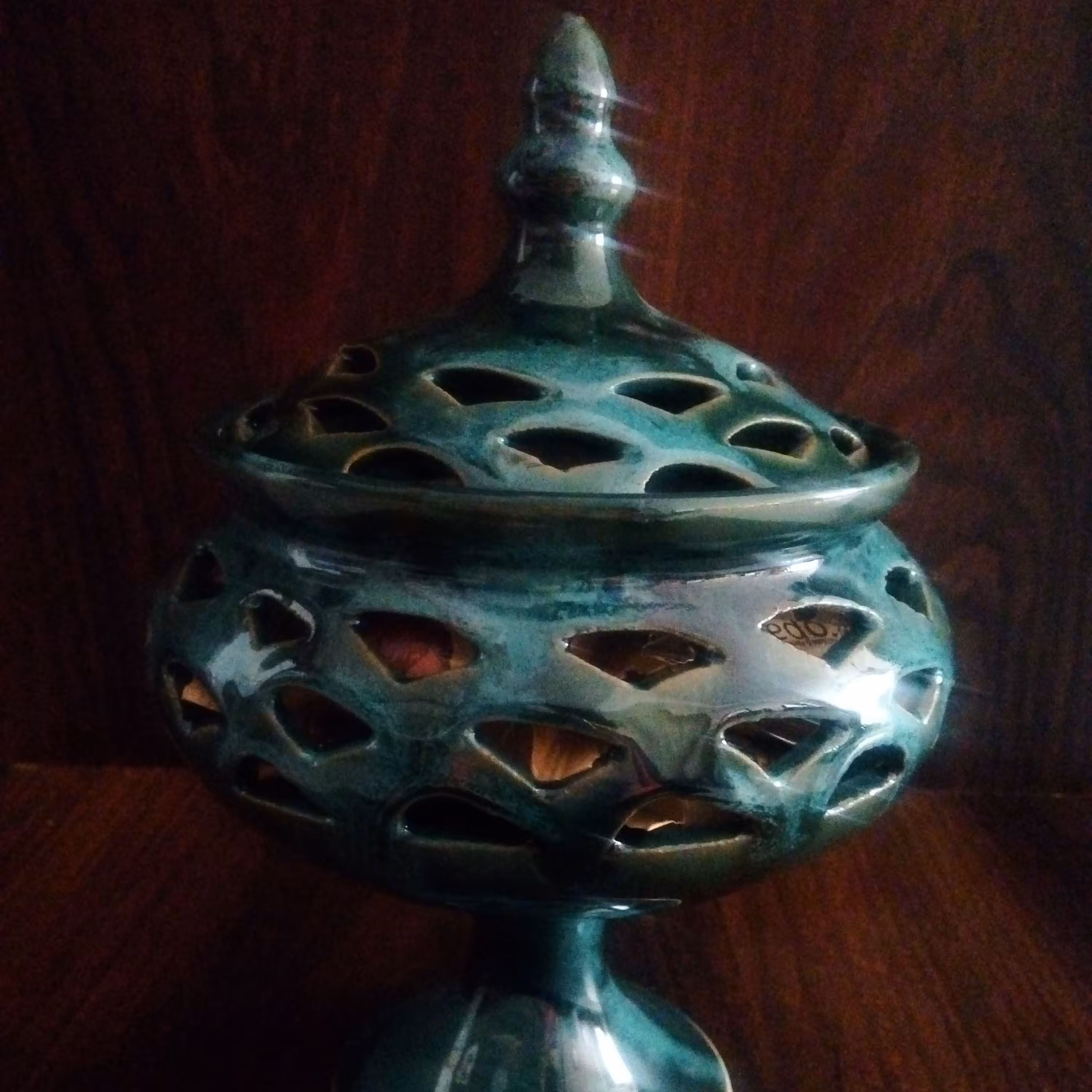 ظرف پایه دار سفالی با درب