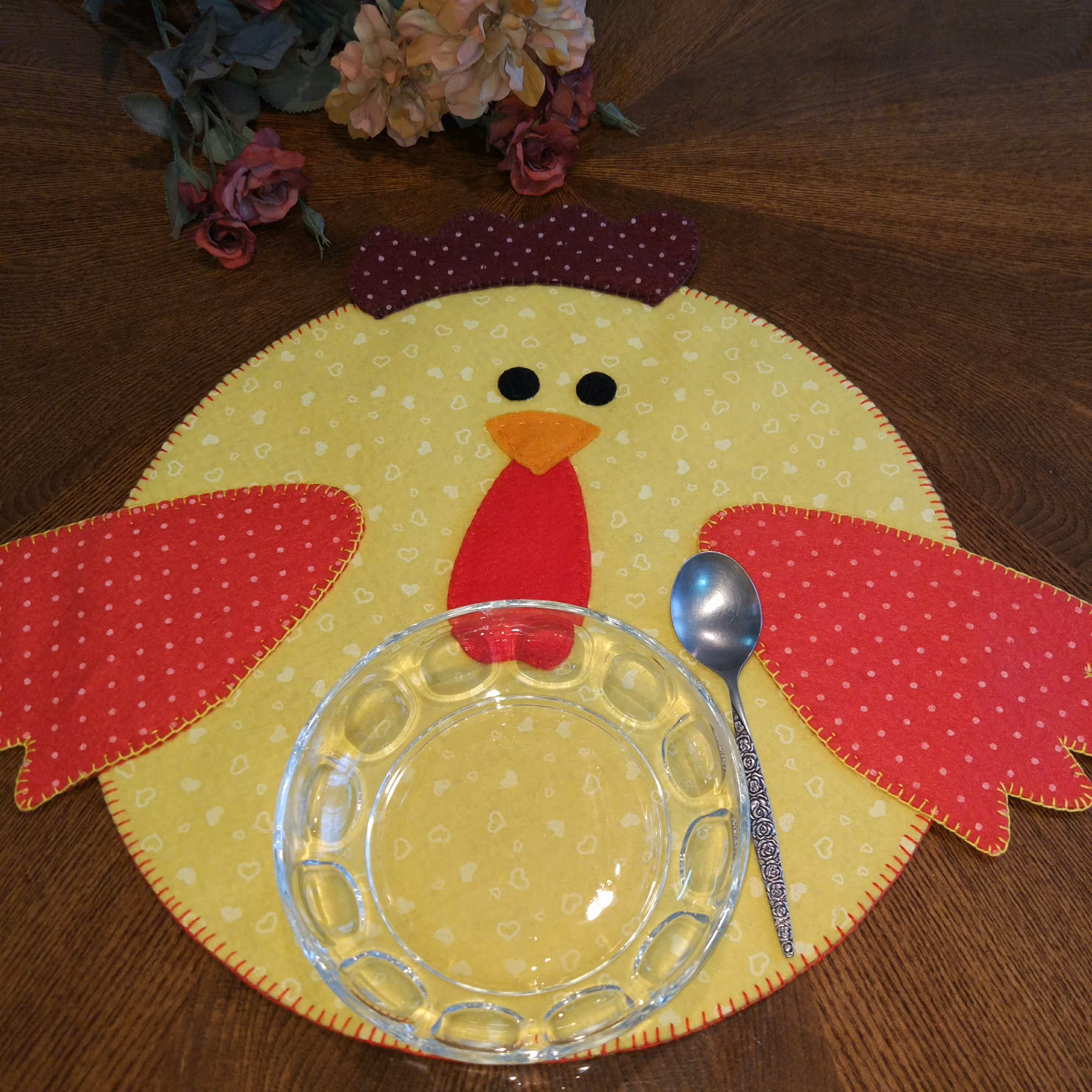 زیر بشقابی کودک نمدی دست دوز طرح خروس