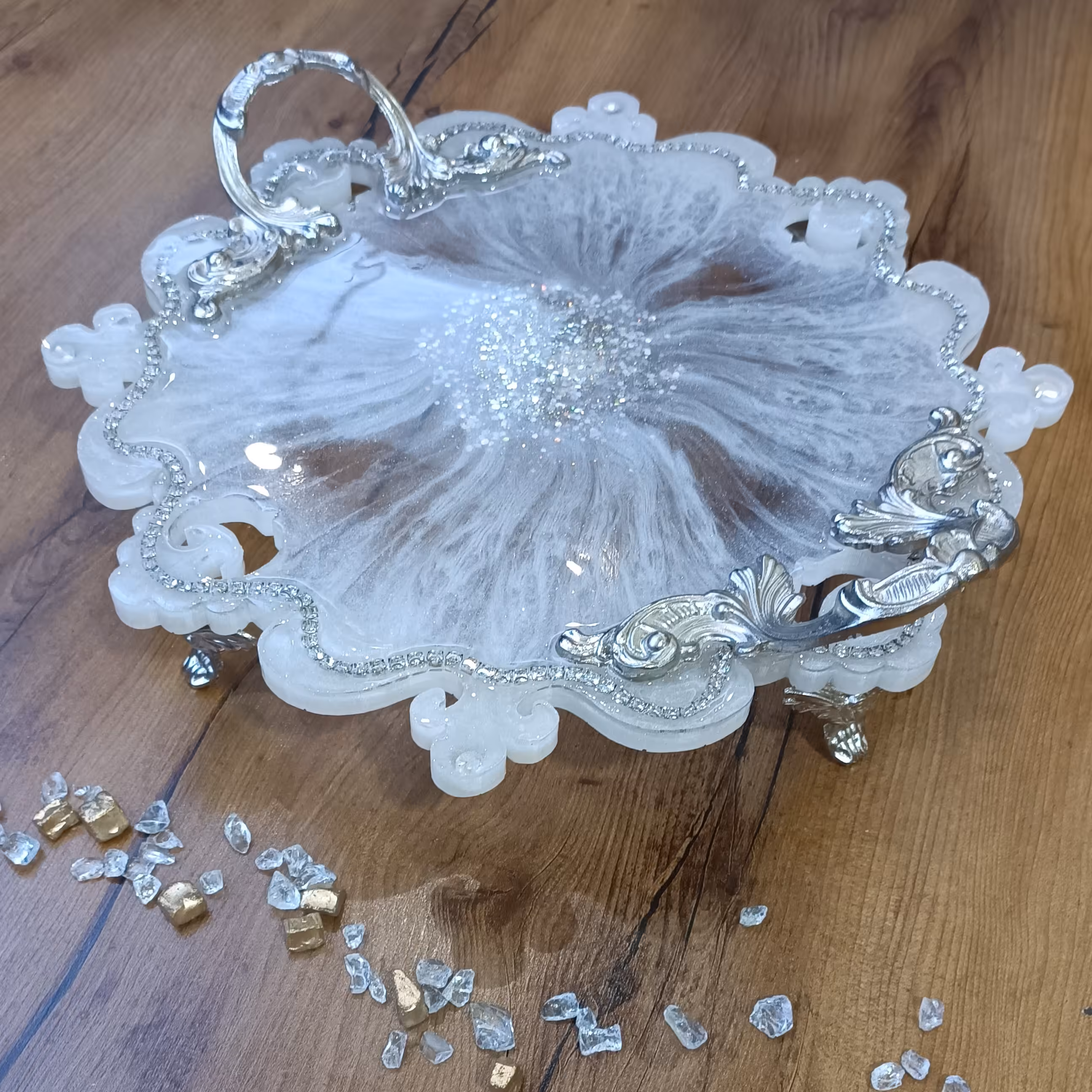 سینی پذیرایی رزینی طرح کنگره ای قطر 30 سانتیمتر  دارای دسته و پایه