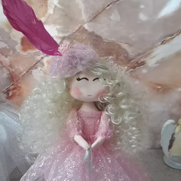 عروسک تیلدای مو فر تلفنی .برند نارگیس.لباسش از تور و روی پایه نصب میشه به عنوان عروسک دکوری  