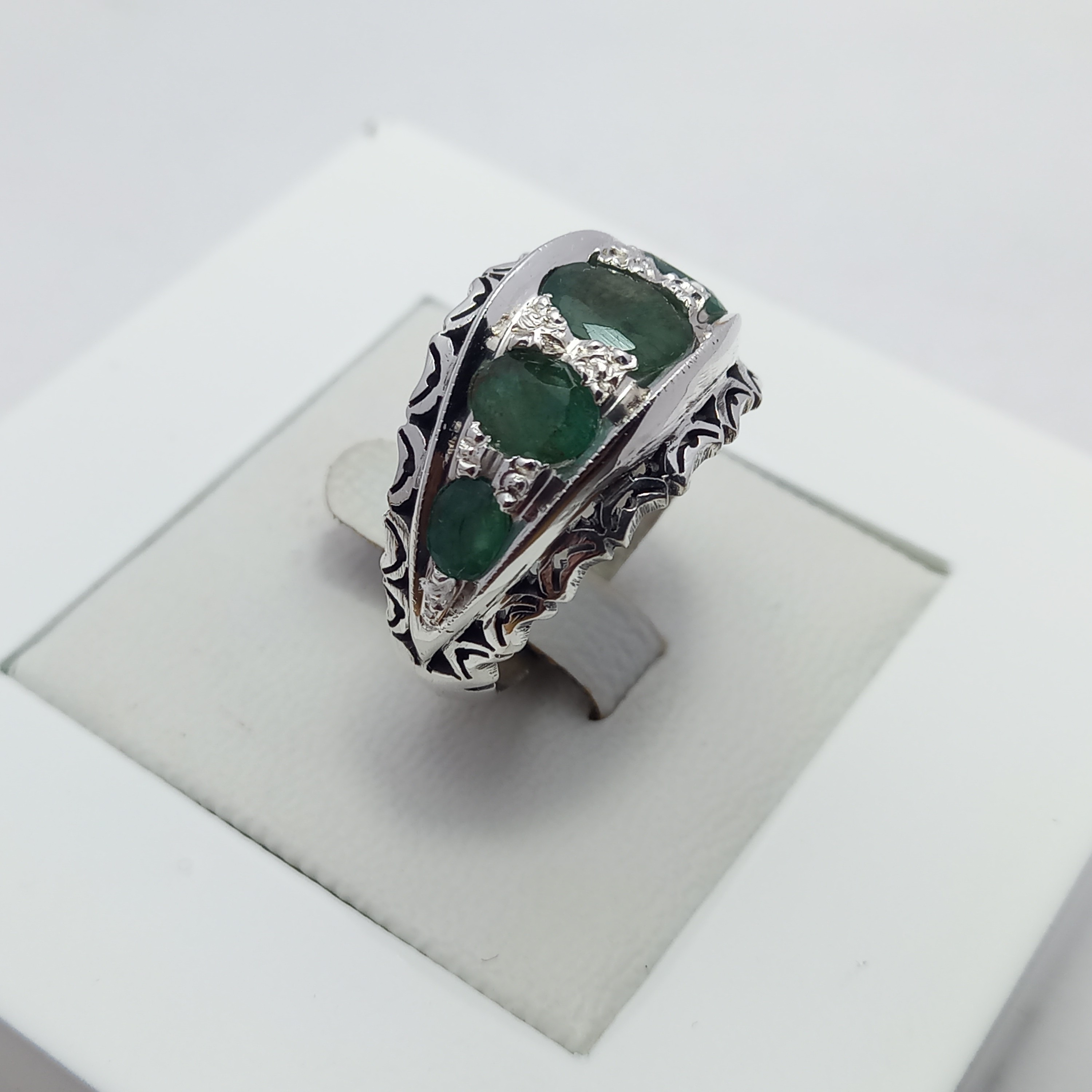 انگشتر نقره جواهری رکاب دست ساز با روکش رادیوم همراه نگین زمرد