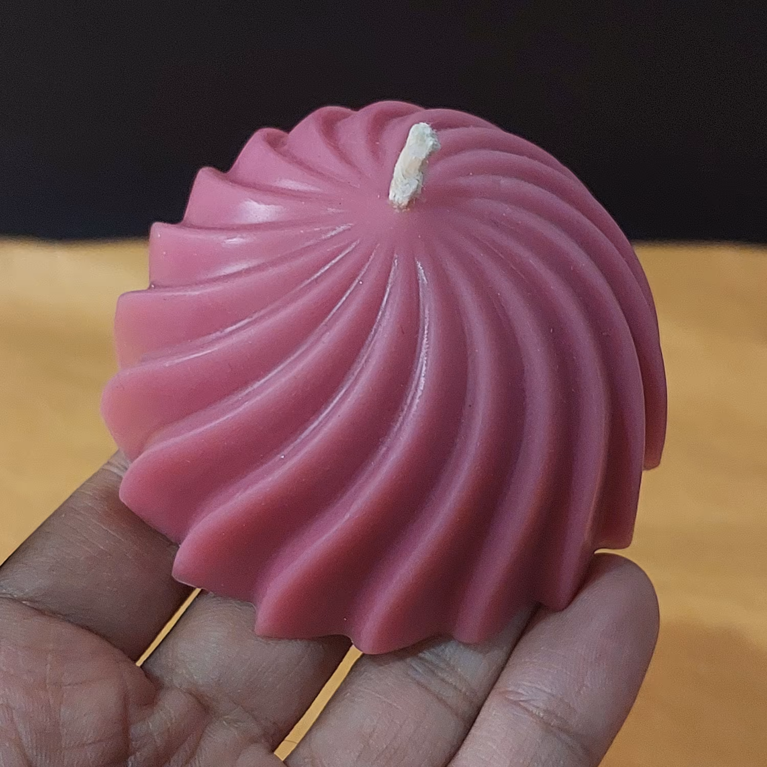 شمع نیم کره موجی راشل با ارتفاع تقریبی 6 سانت