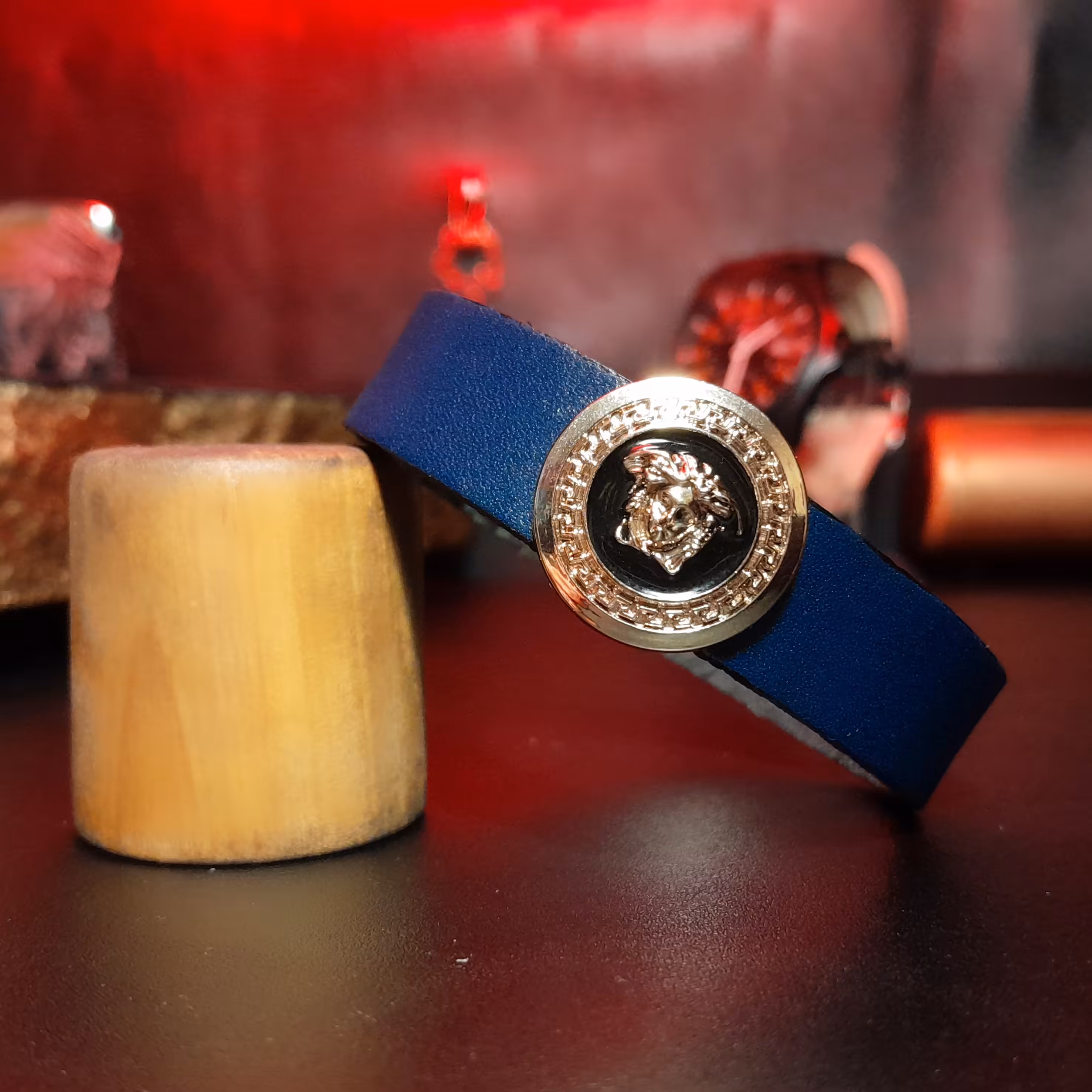 دستبند چرمی دکمه ای 