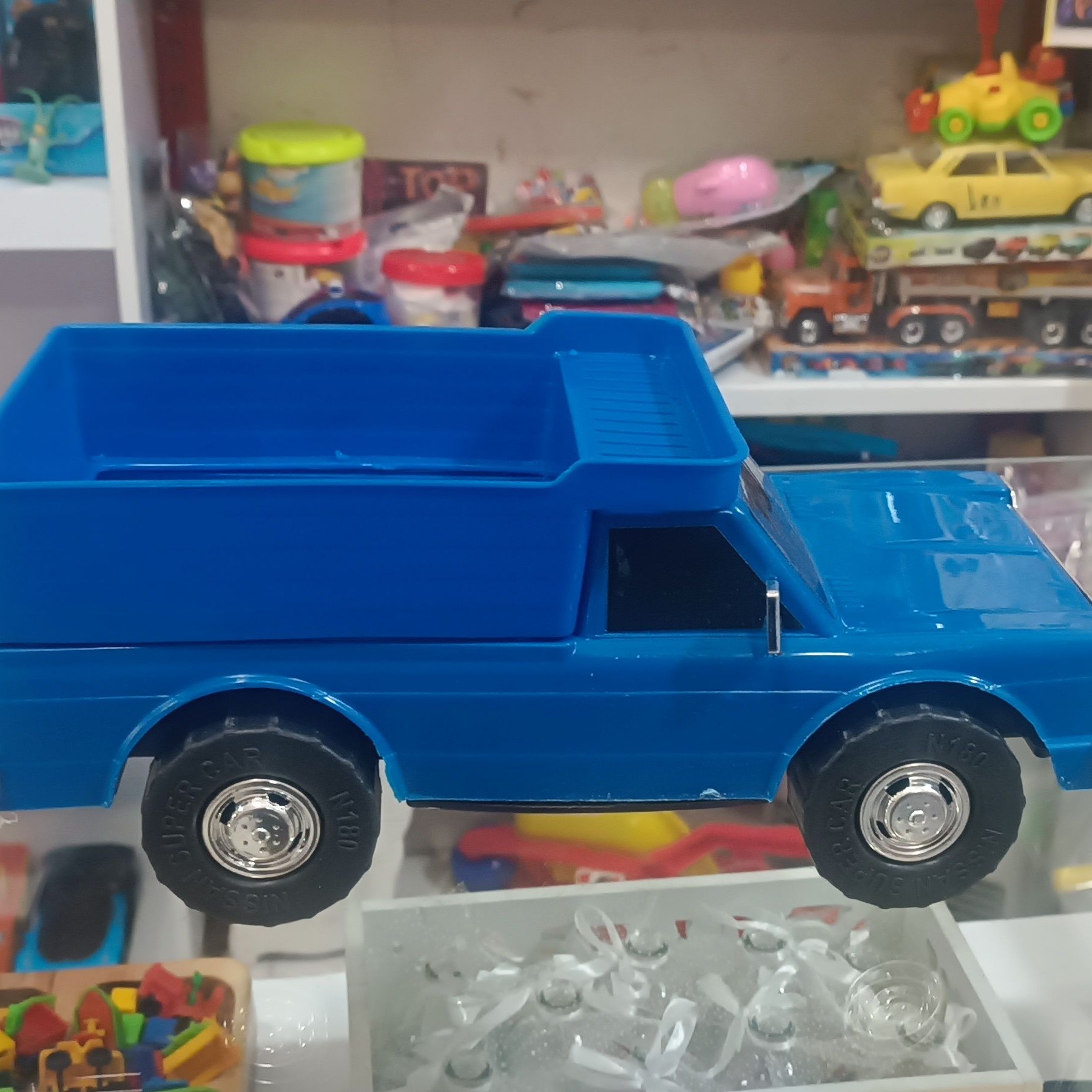 ماشین مدل نیسان باربند دار سایز بزرگ