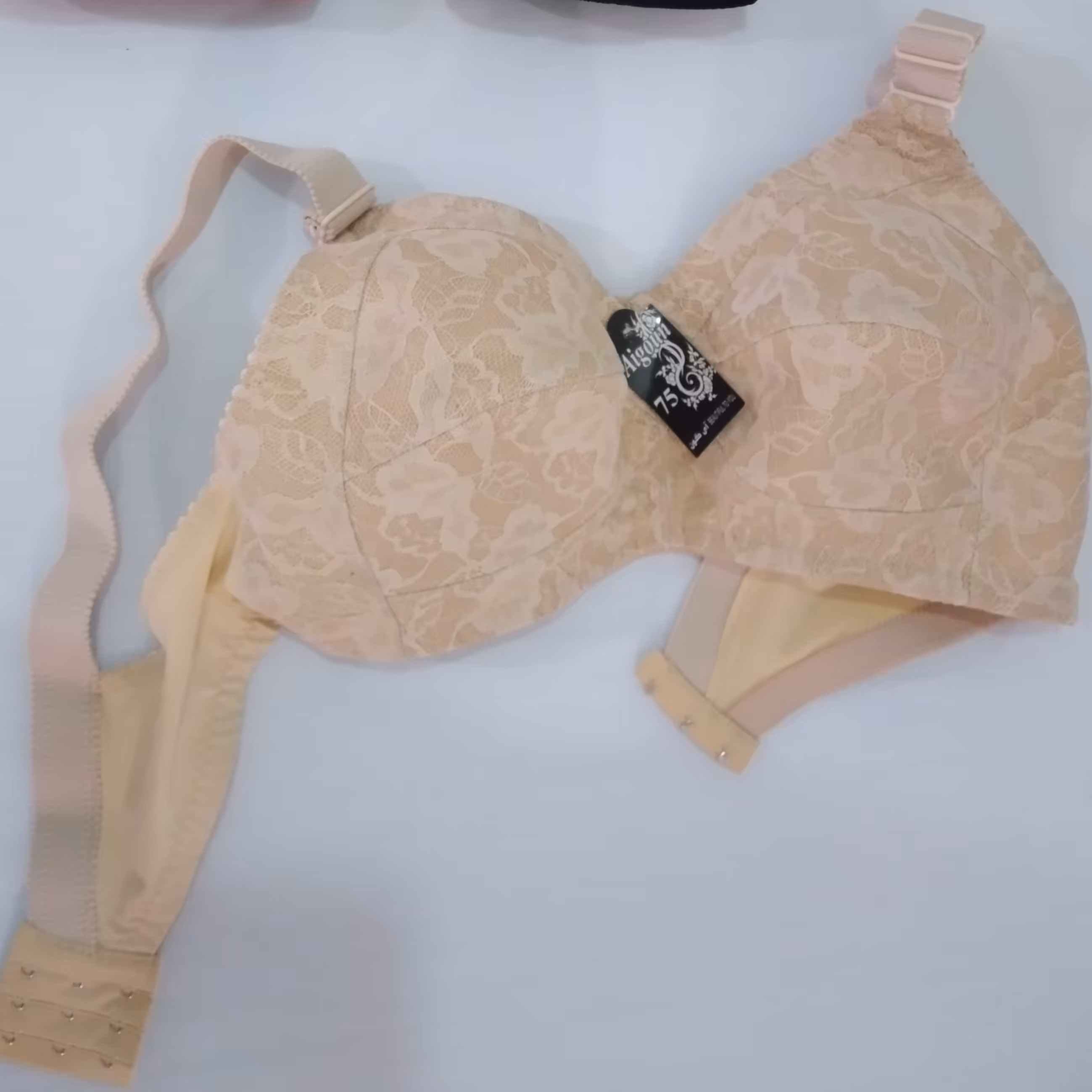 سوتین تمام تور زیر نخ 3 لایه
کیفیت عالی
سایز بندی   90  85   80   75
رنگبندی   قرمز کرم مشکی قیمت 90000 تومان