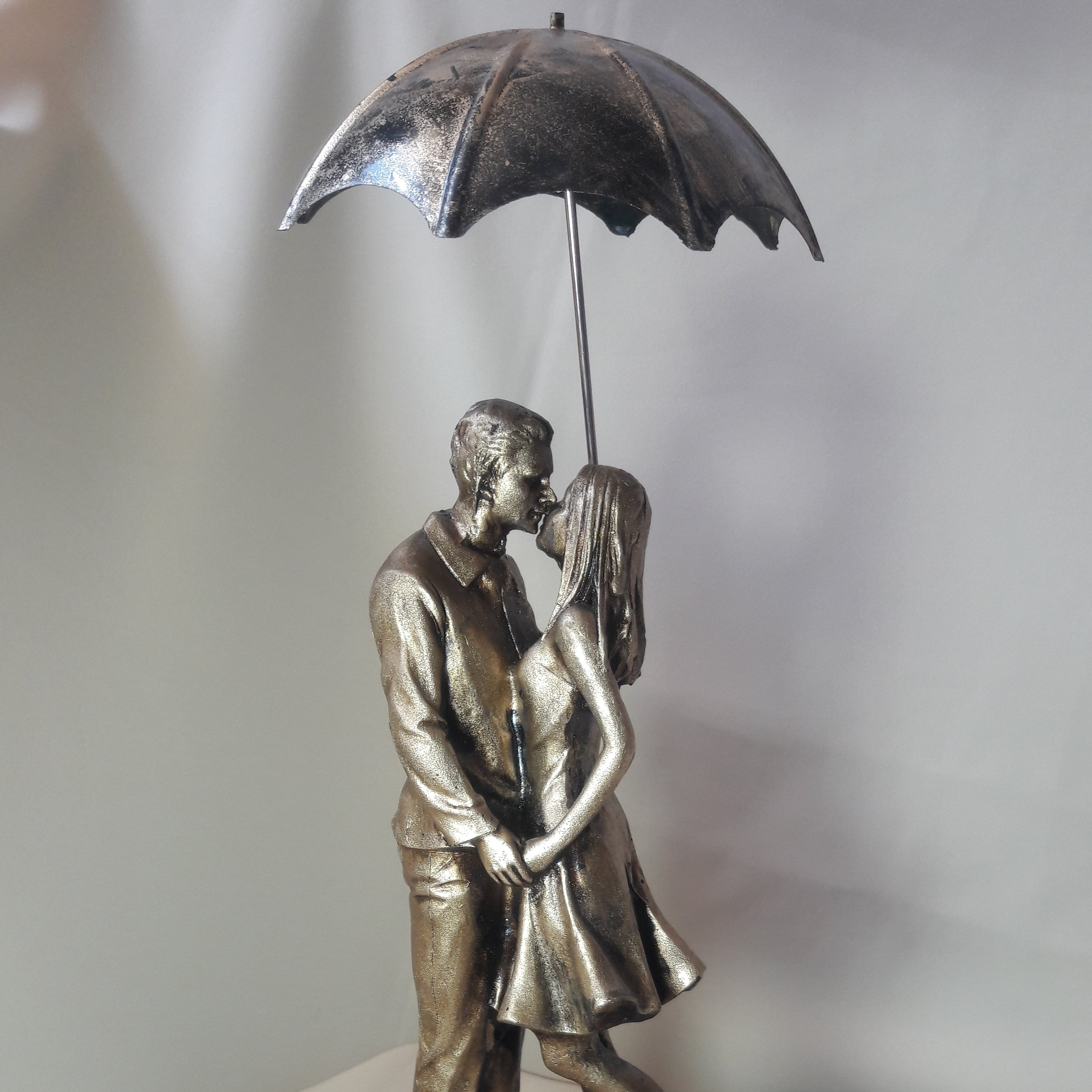 مجسمه زوج عرس و داماد با چتر جنس محکم و زیبا