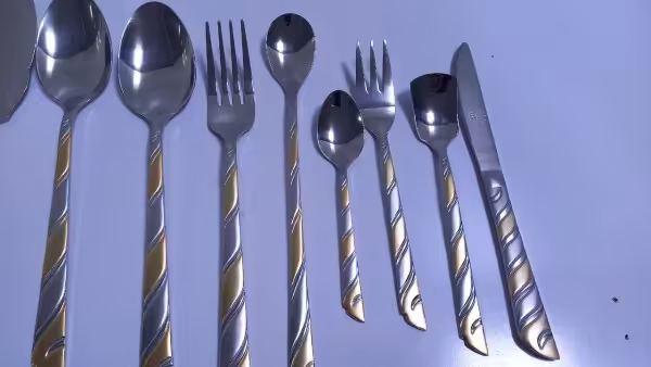 سرویس قاشق و چنگال 24 نفره 118 پارچه یونیک مدل پرچمی نیمه طلایی