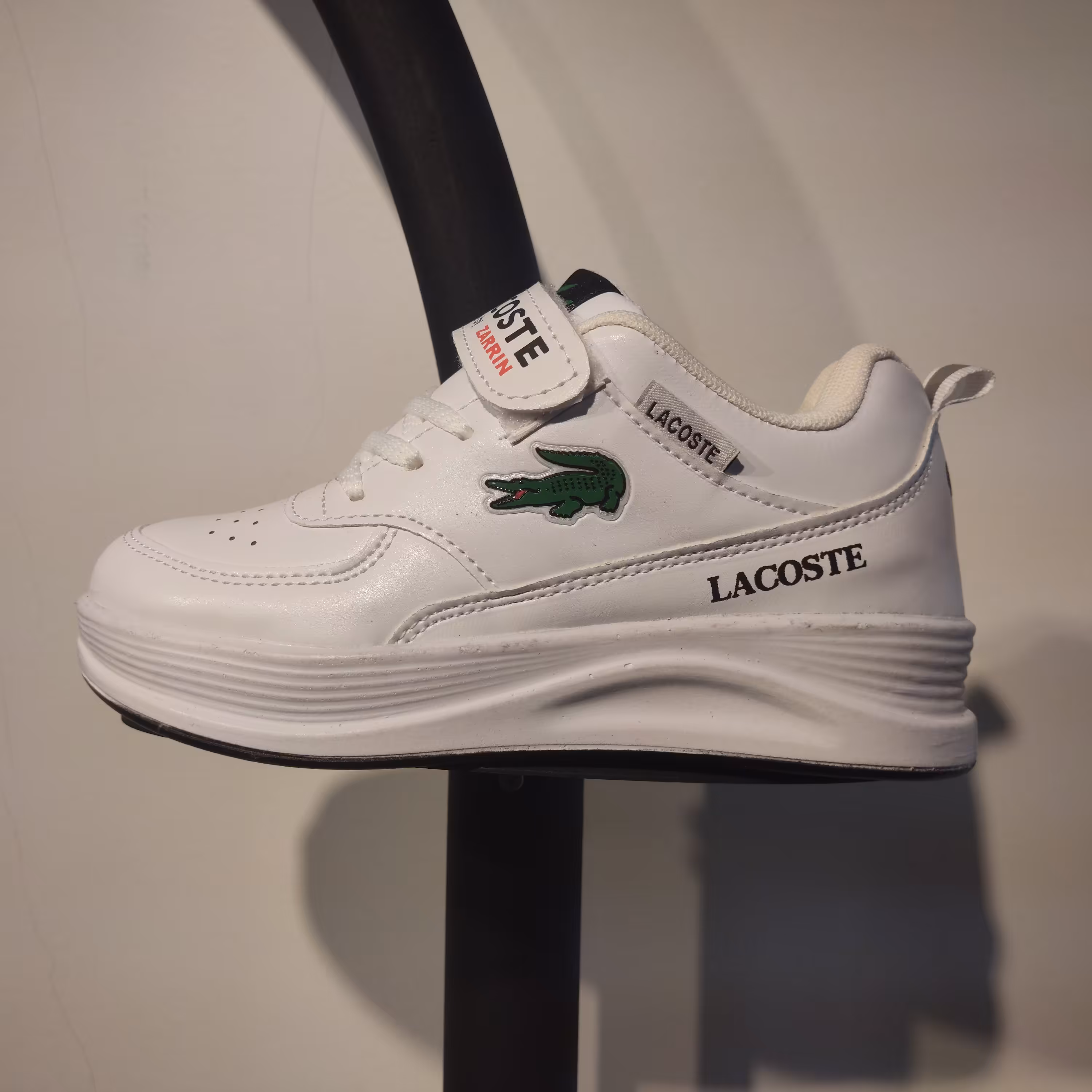 کفش کتانی طرح لاگوست