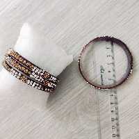 النگو
جنس پلاستیک
 با فول نگین کاری شده طلایی و سفید 
سایز 2
پک 4 عددی 
طرح هندی هست