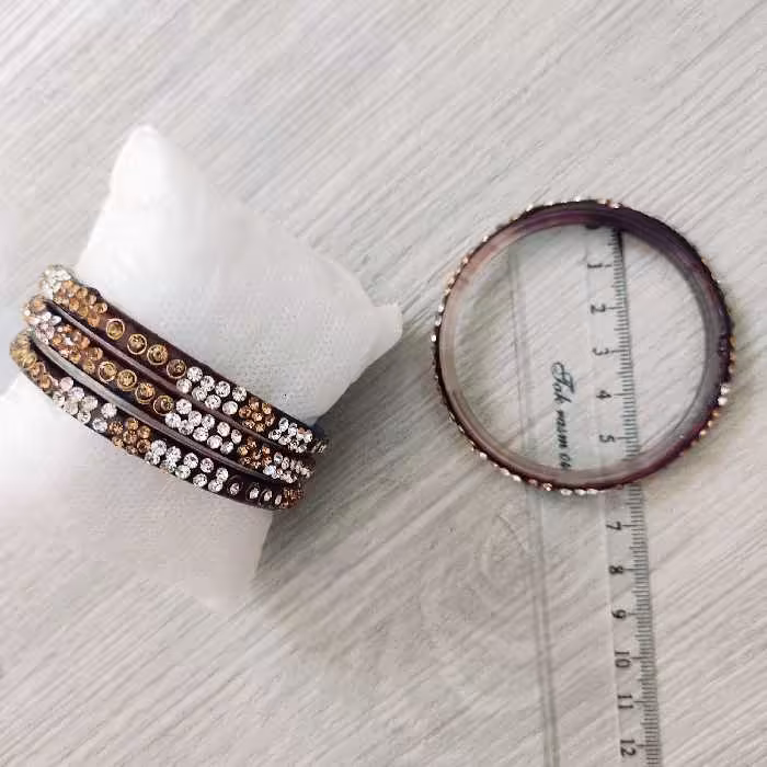 النگو
جنس پلاستیک
 با فول نگین کاری شده طلایی و سفید 
سایز 2
پک 4 عددی 
طرح هندی هست